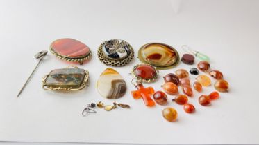 A GROUP OF VINTAGE GILT METAL BROOCHES SET MAINLY WITH AGATE,