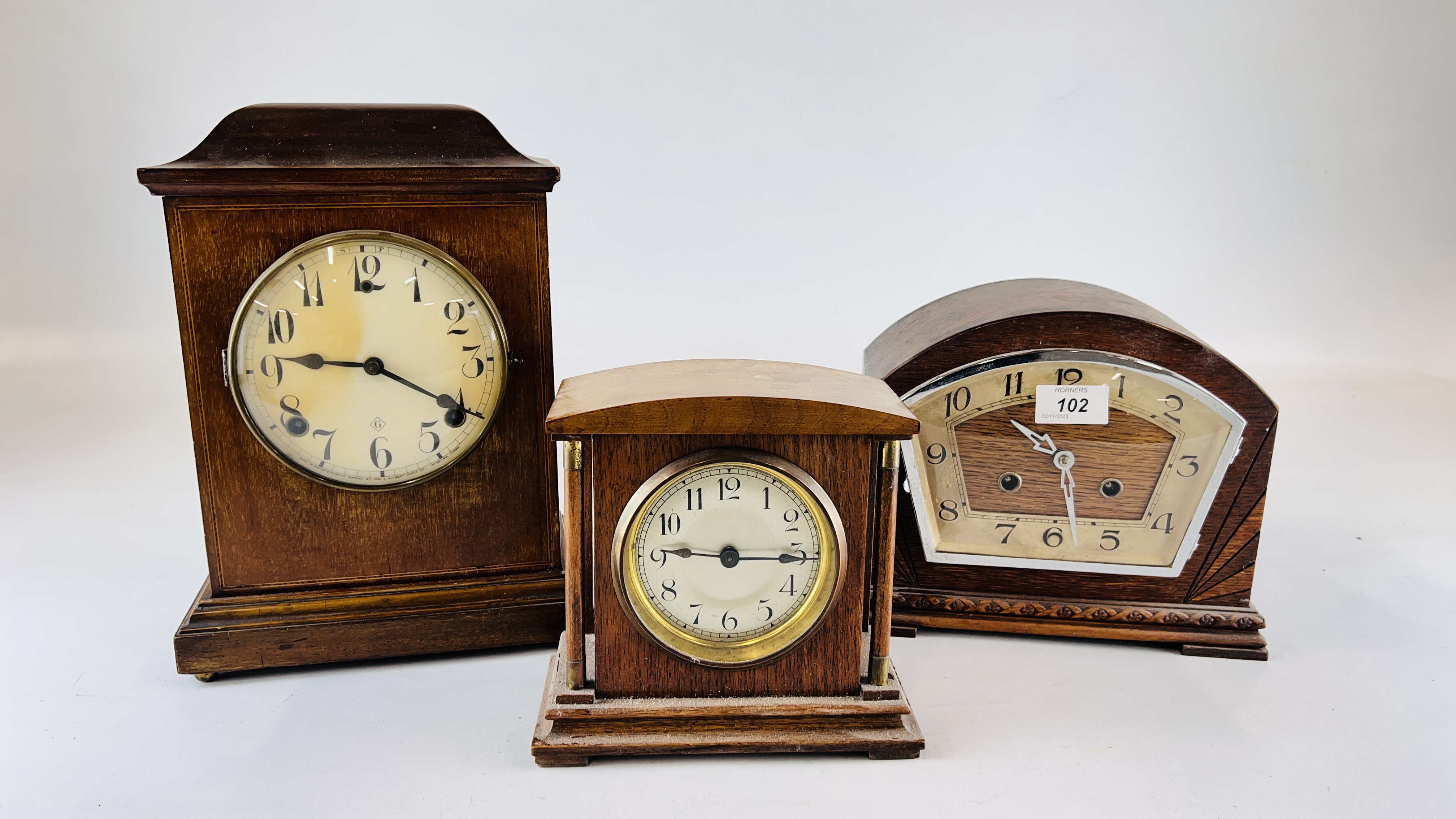 A GROUP OF THREE VINTAGE MANTEL CLOCKS TO INCLUDE AN EDWARDIAN AND ART DECO EXAMPLE.