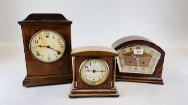 A GROUP OF THREE VINTAGE MANTEL CLOCKS TO INCLUDE AN EDWARDIAN AND ART DECO EXAMPLE.