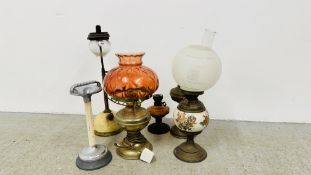 A GROUP OF 4 VINTAGE OIL LAMPS TO INCLUDE A GLOBE SHADE EXAMPLE (CRANBERRY SHADE A/F) ALONG WITH A