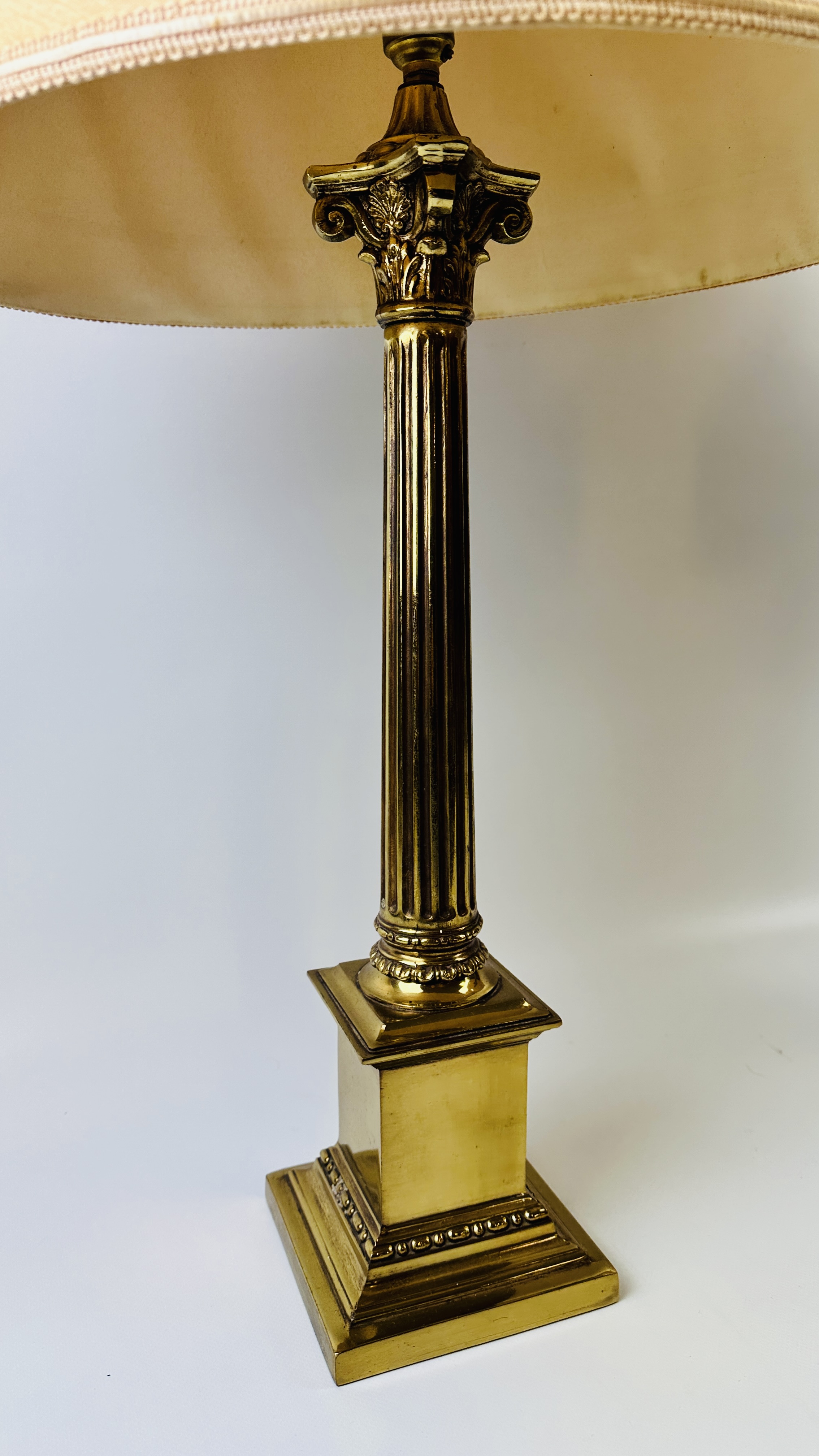 A PAIR OF HEAVY GILT FINISHED COLUMNED TABLE LAMPS - WIRES REMOVED. - Image 8 of 8
