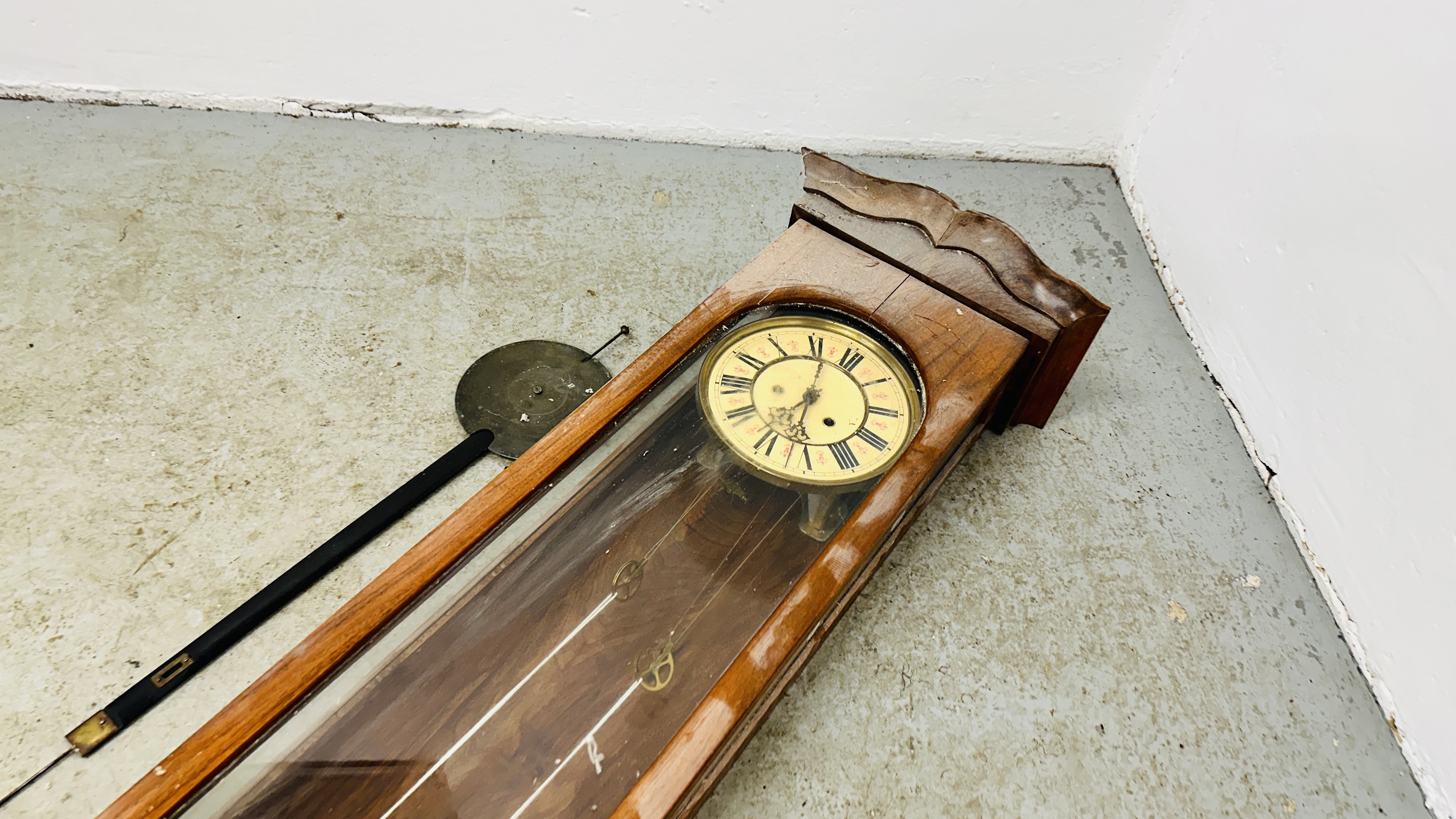 AN ANTIQUE MAHOGANY CASED VIENNA WALL CLOCK AND PENDULUM. H 106CM. - Image 5 of 5