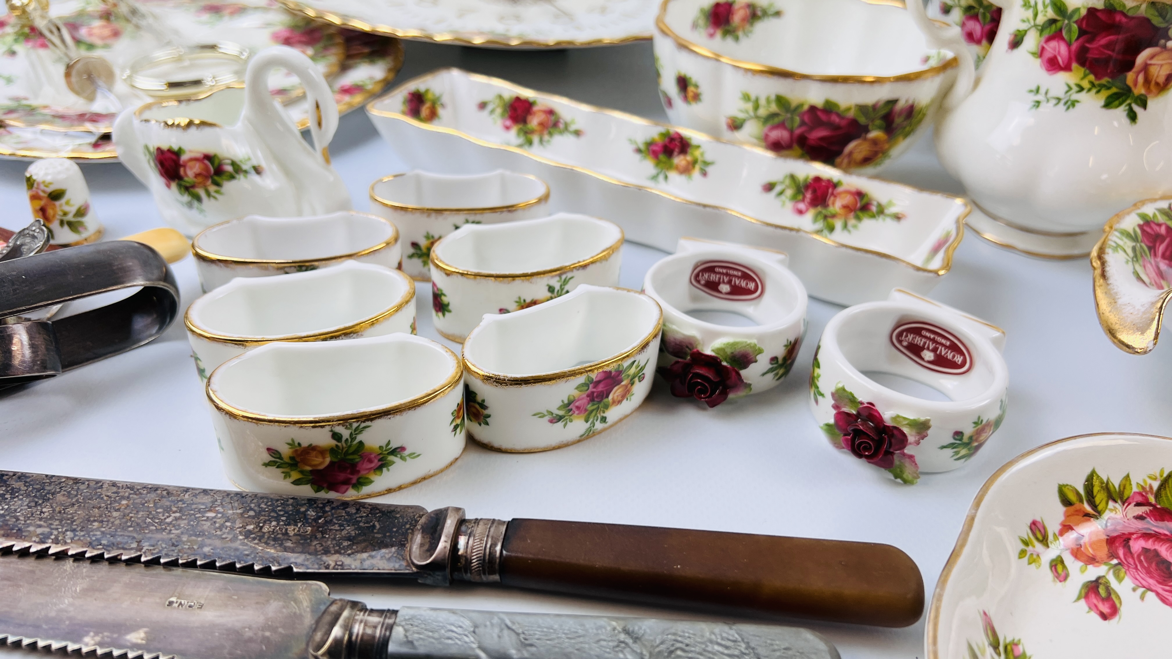 APPROXIMATELY 80 PIECES OF ROYAL ALBERT OLD COUNTRY ROSE TEA AND DINNER WARE AND CABINET ORNAMENTS - Image 4 of 15