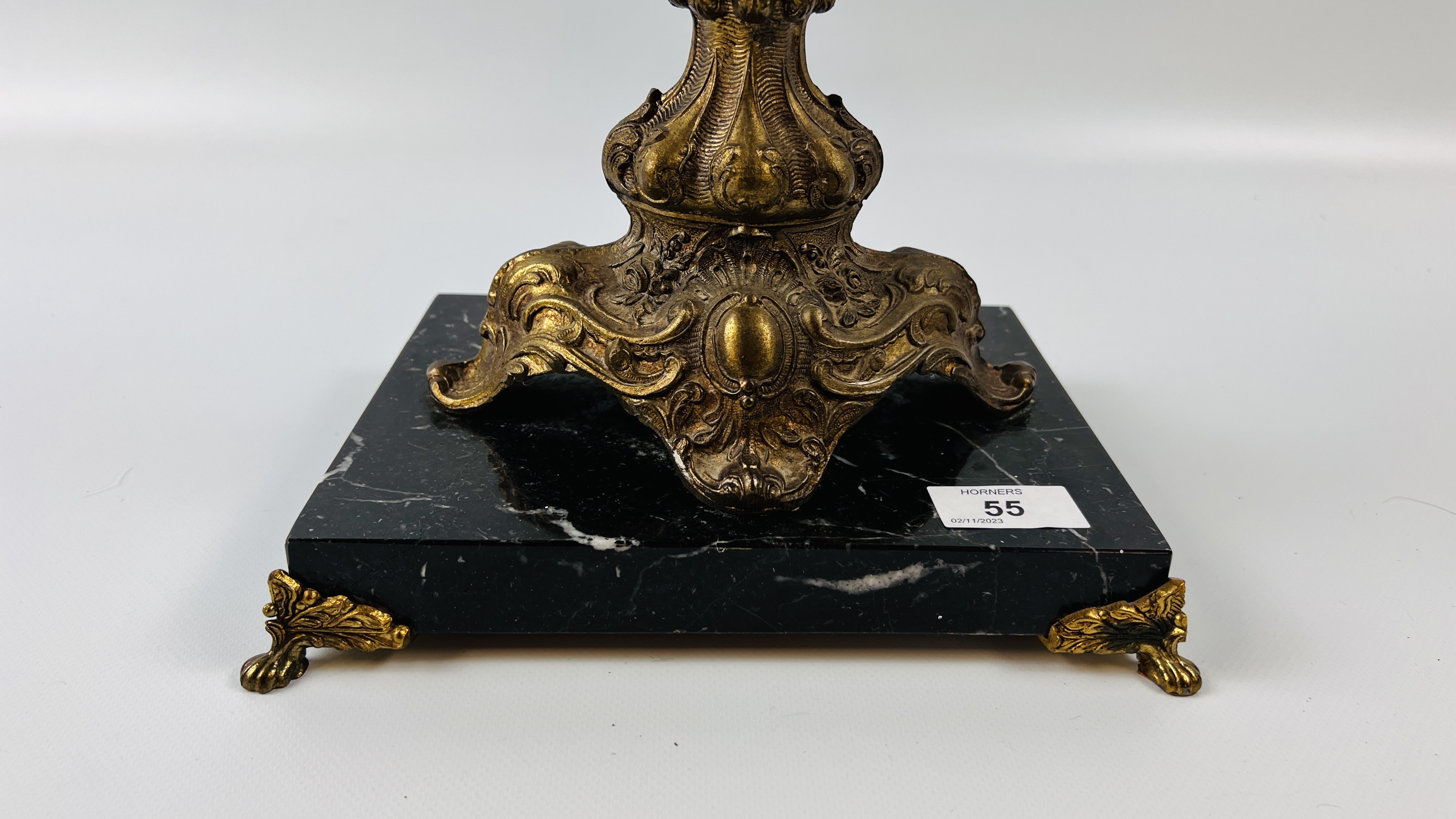 A DECORATIVE HEAVY BRASS TABLE LAMP ON MARBLE BASE - WIRE REMOVED. - Image 3 of 3