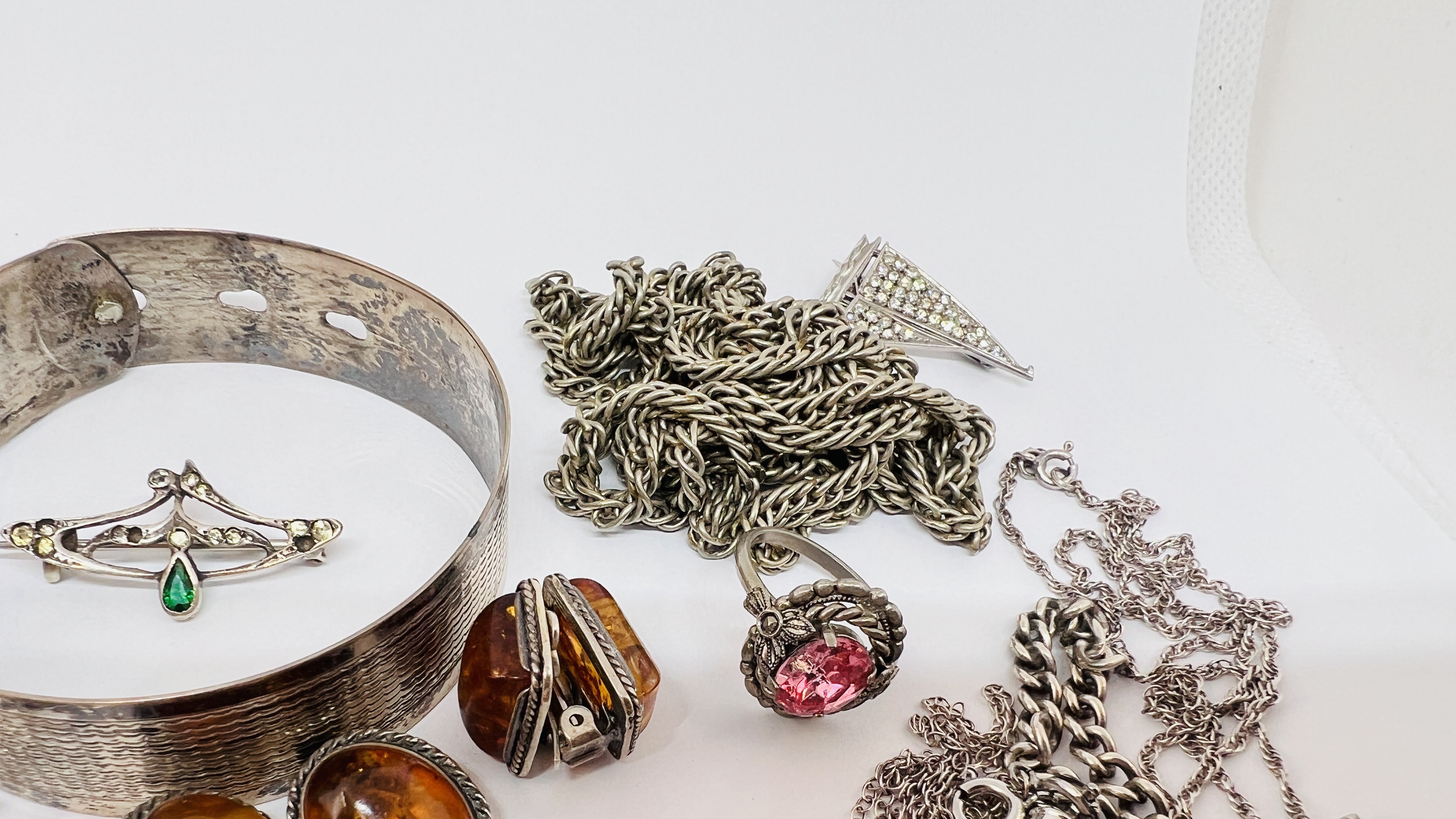 A GROUP OF ASSORTED SILVER AND WHITE METAL JEWELLERY TO INCLUDE A SILVER PADLOCK BRACELET, - Image 5 of 7