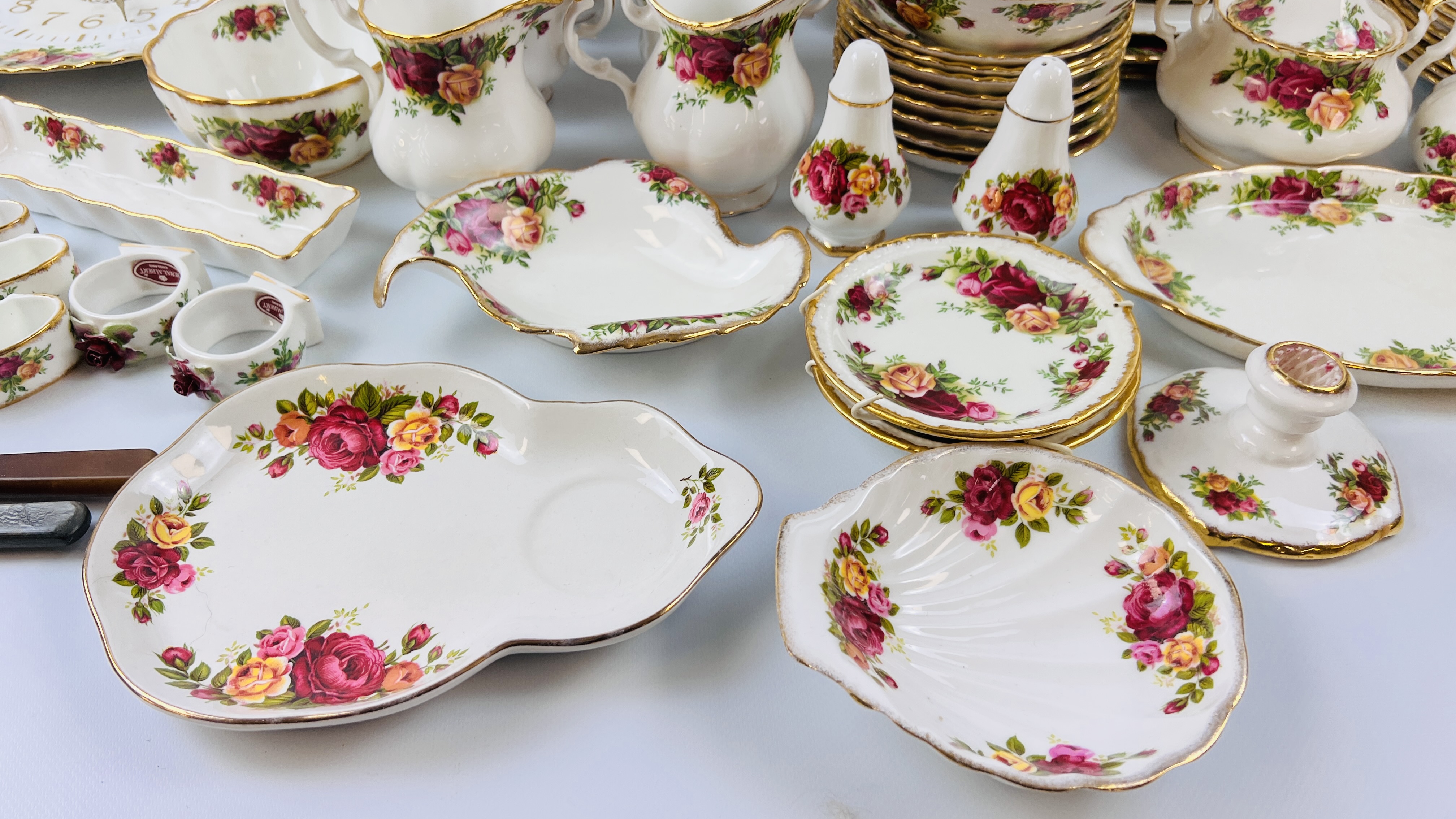 APPROXIMATELY 80 PIECES OF ROYAL ALBERT OLD COUNTRY ROSE TEA AND DINNER WARE AND CABINET ORNAMENTS - Image 5 of 15