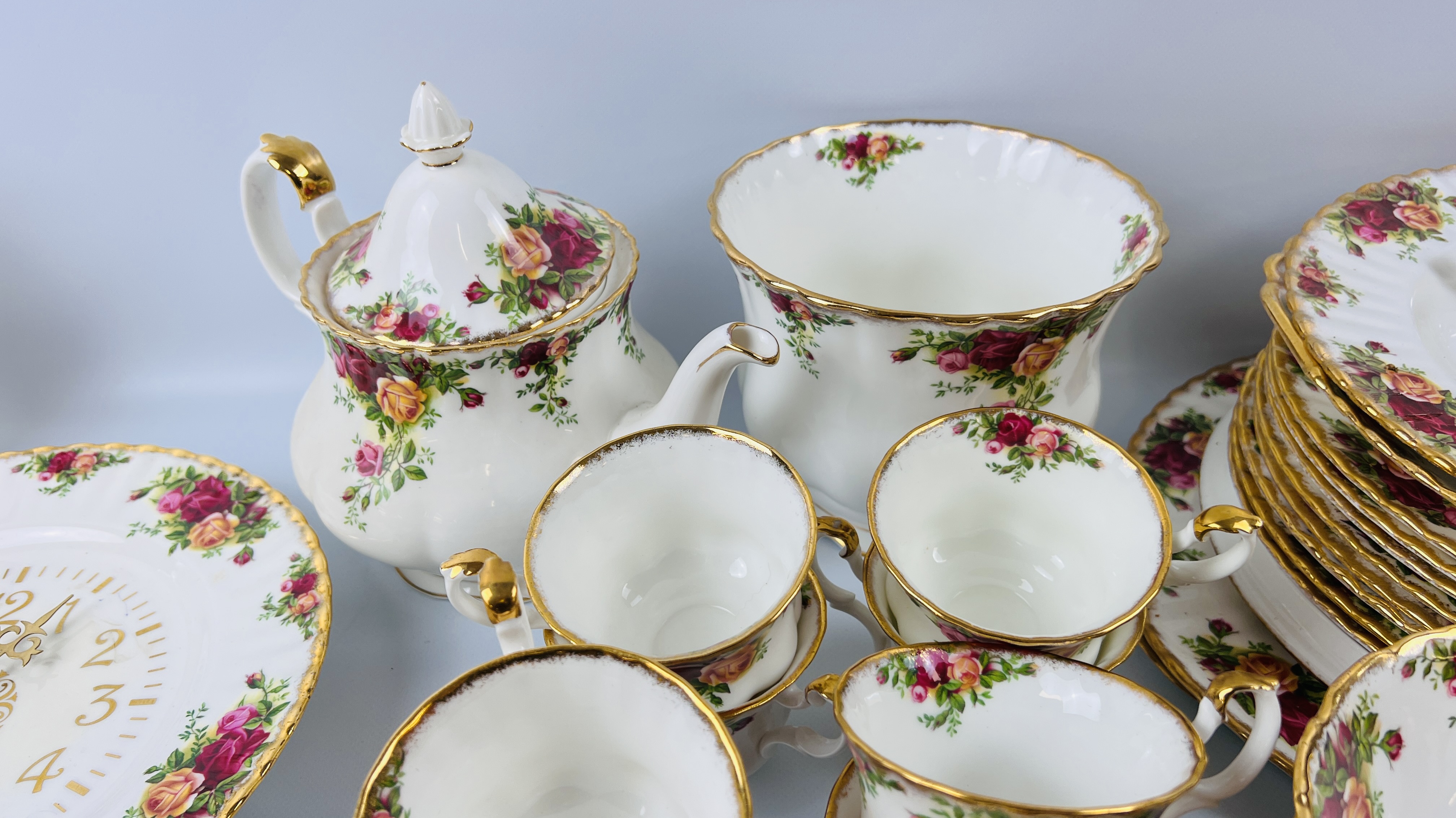 APPROXIMATELY 80 PIECES OF ROYAL ALBERT OLD COUNTRY ROSE TEA AND DINNER WARE AND CABINET ORNAMENTS - Image 7 of 15