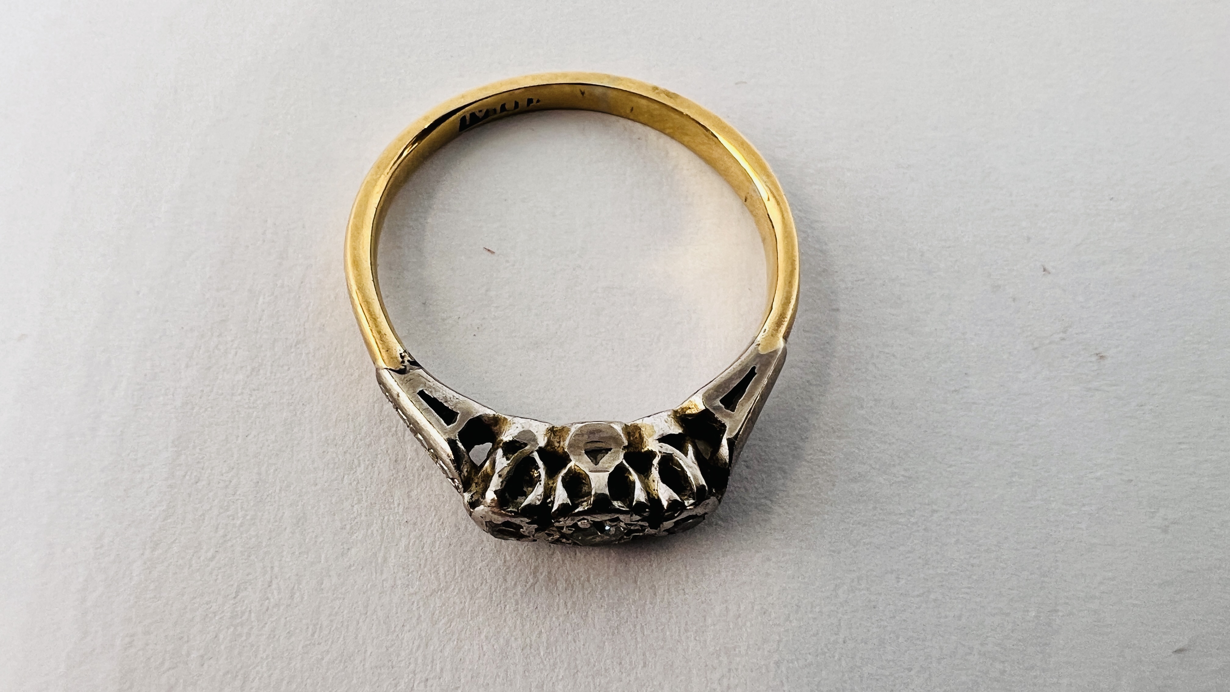 A YELLOW METAL 3 STONE DIAMOND RING (RUBBED MARKS). - Image 2 of 9