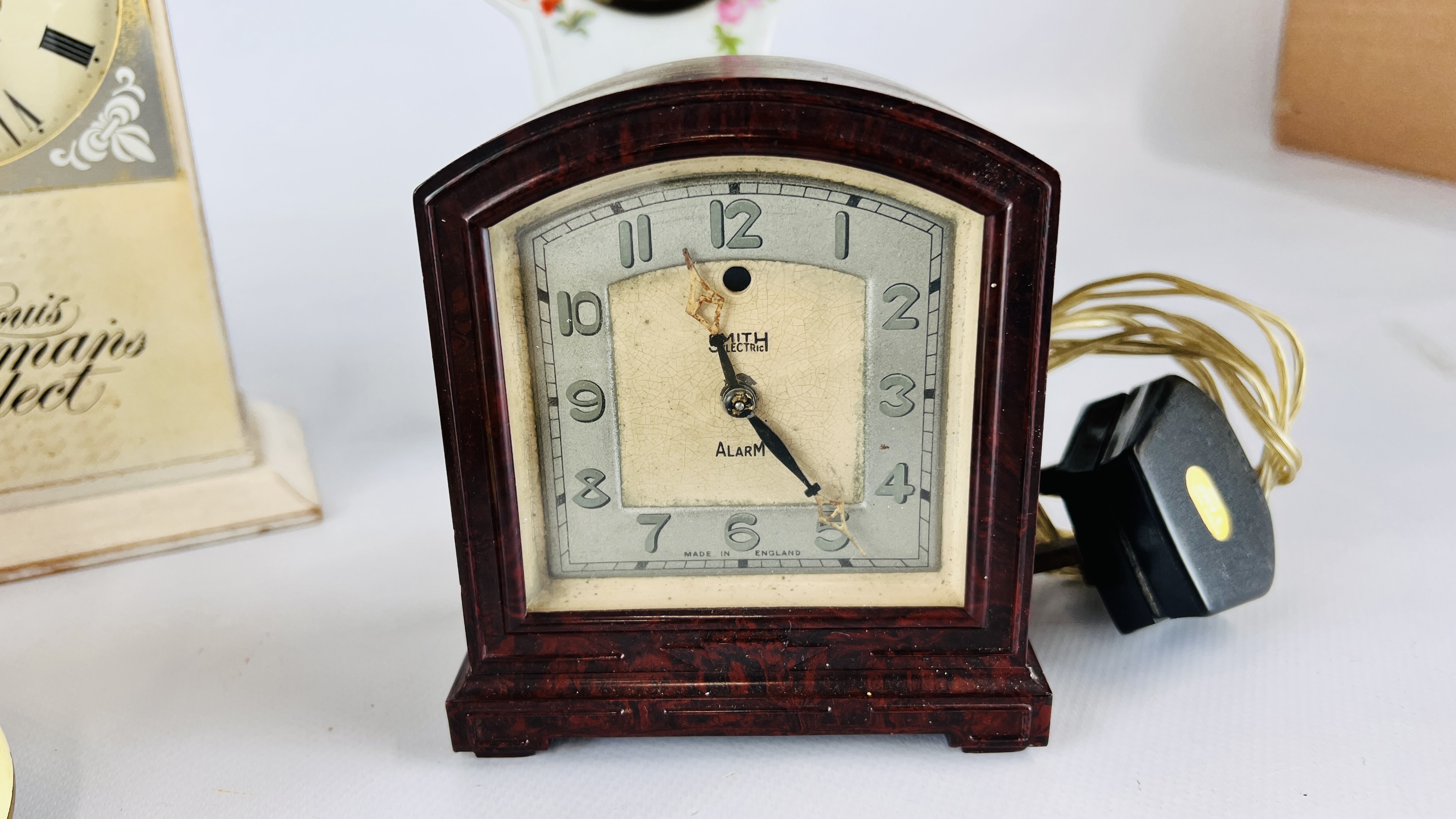 A GROUP OF 7 ASSORTED VINTAGE CLOCKS TO INCLUDE AN OAK CASED SMITHS MANTEL CLOCK, - Image 7 of 8