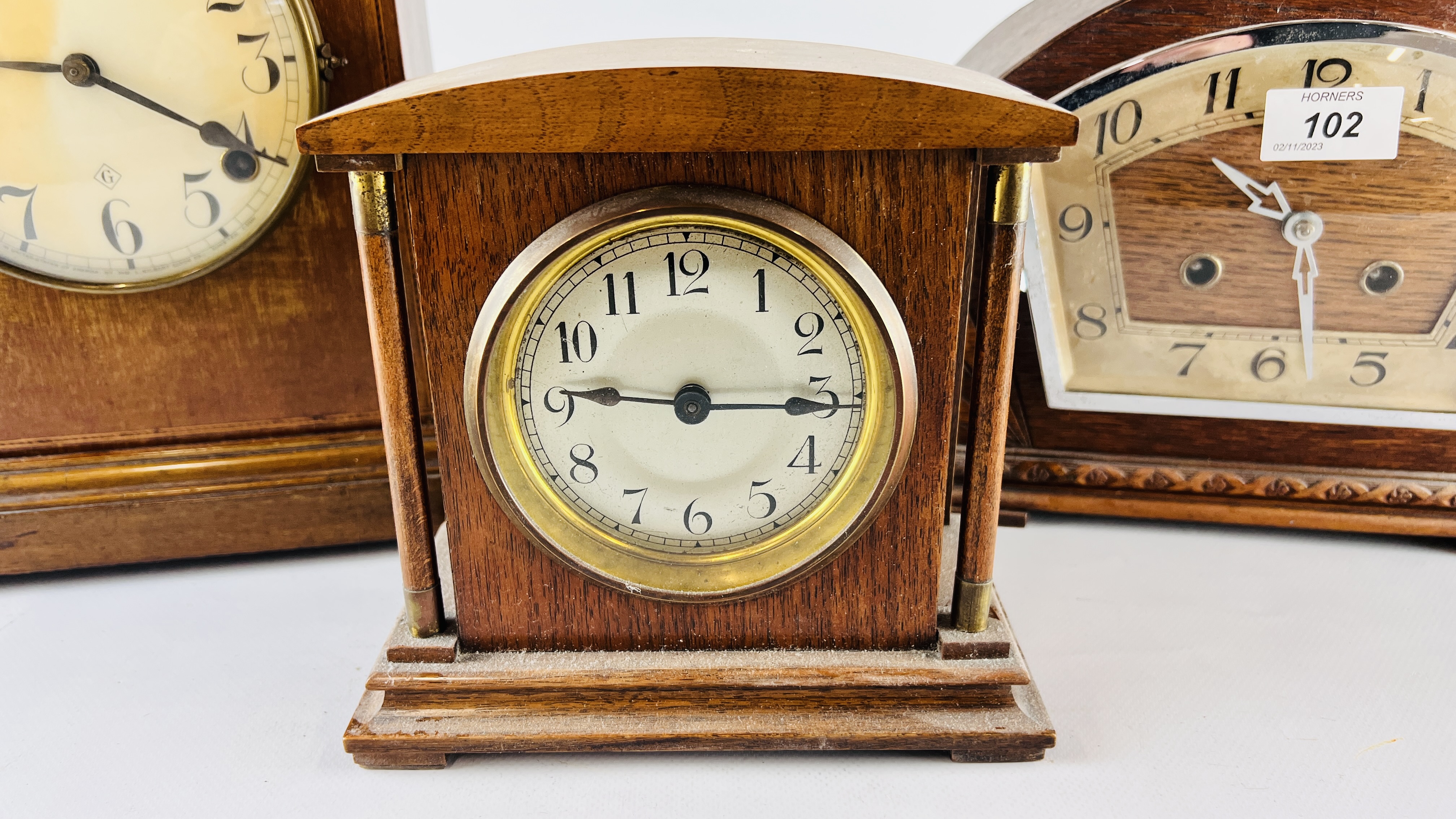 A GROUP OF THREE VINTAGE MANTEL CLOCKS TO INCLUDE AN EDWARDIAN AND ART DECO EXAMPLE. - Image 2 of 7