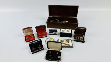 A VINTAGE MAHOGANY BOX AND CONTENTS TO INCLUDE VINTAGE COSTUME JEWELLERY, COIN BRACELET,