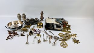 A BOX OF METAL WARES TO INCLUDE SILVER PLATE, COPPER AND BRASS.