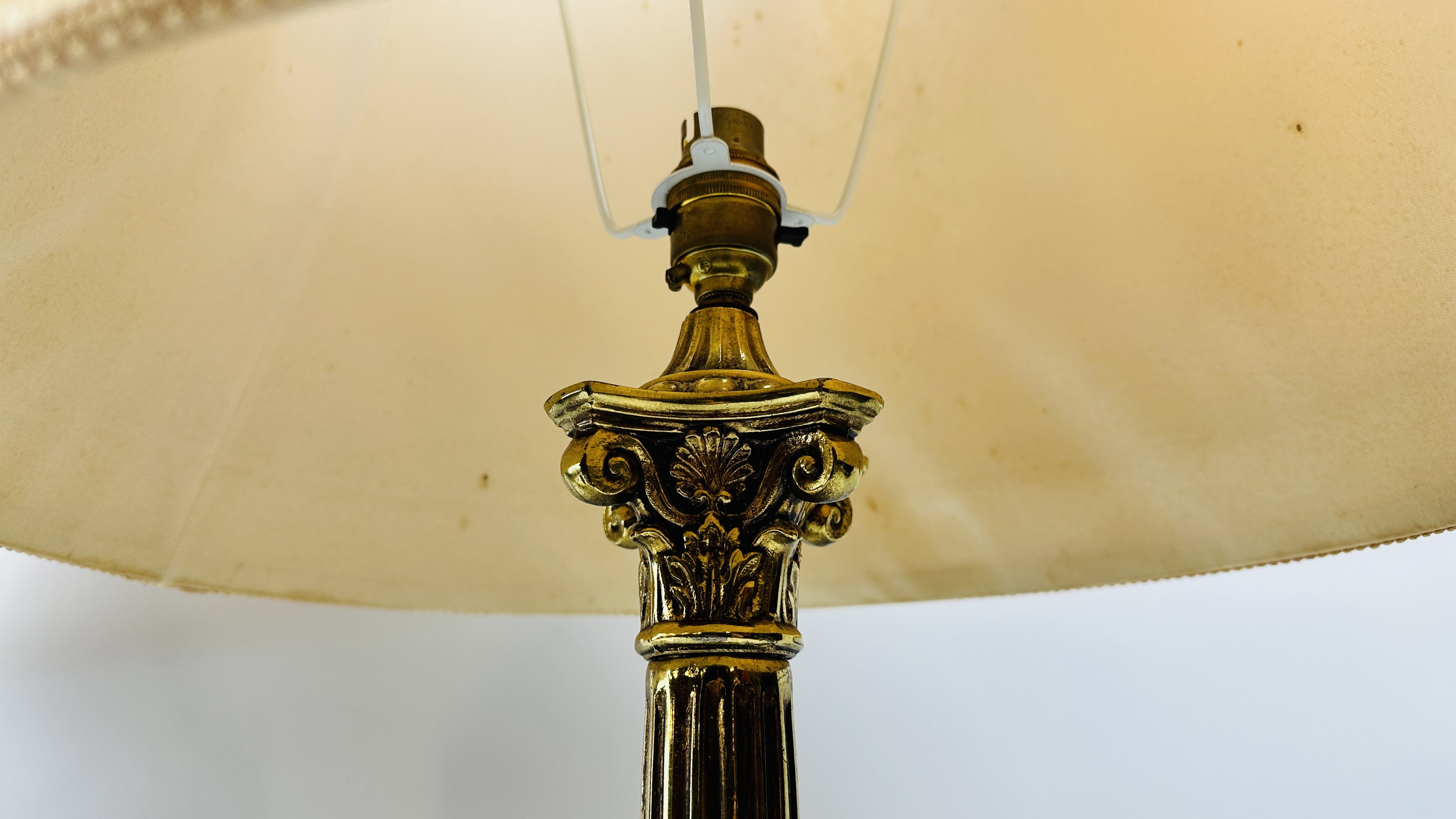 A PAIR OF HEAVY GILT FINISHED COLUMNED TABLE LAMPS - WIRES REMOVED. - Image 6 of 8