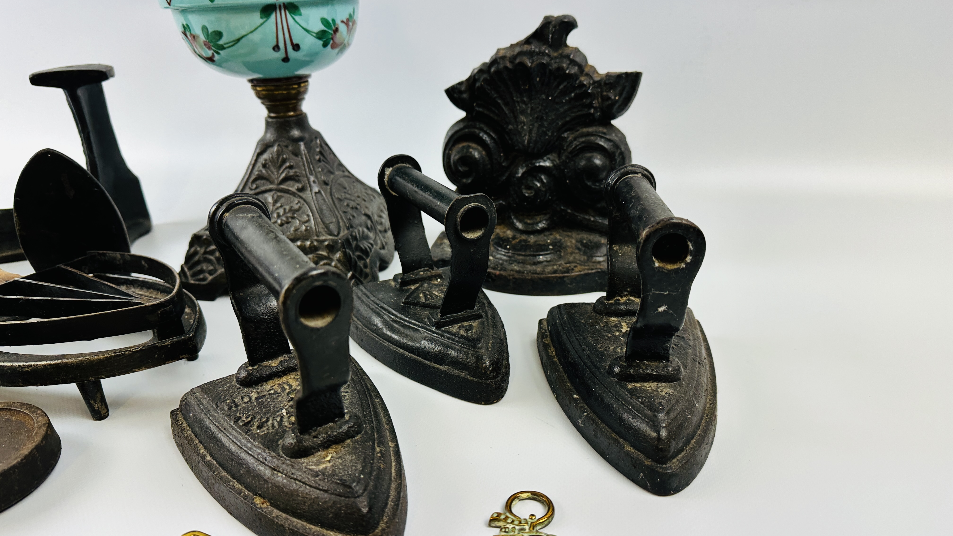 COLLECTION OF VINTAGE METAL WARE ITEMS TO INCLUDE 3 CAST IRONS, WEIGHTS, SHOE LAST, - Image 7 of 11