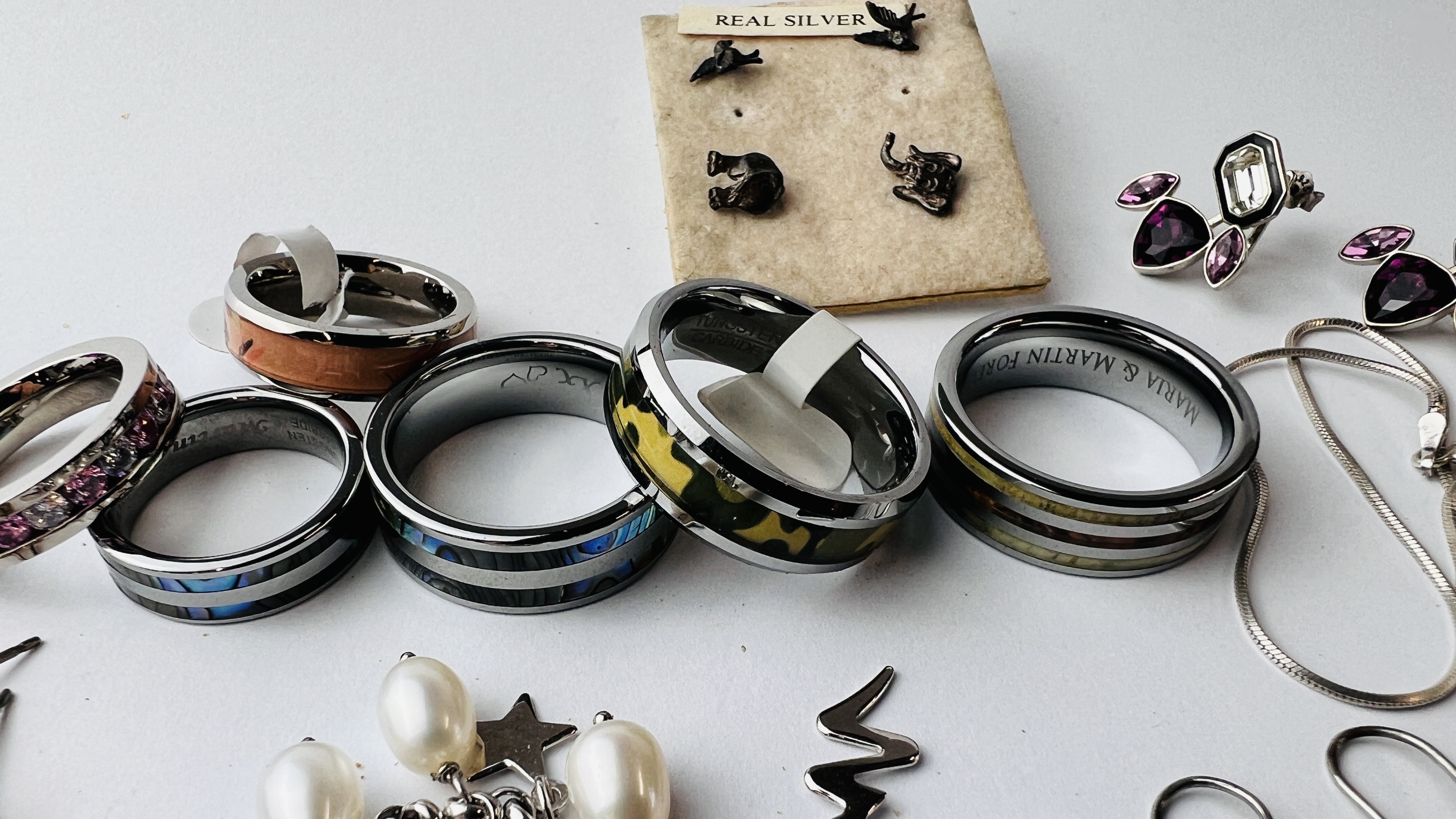 A GROUP OF ASSORTED JEWELLERY TO INCLUDE 6 RINGS MARKED TUNGSTEN, SILVER AND PEARL BRACELET, - Image 4 of 6