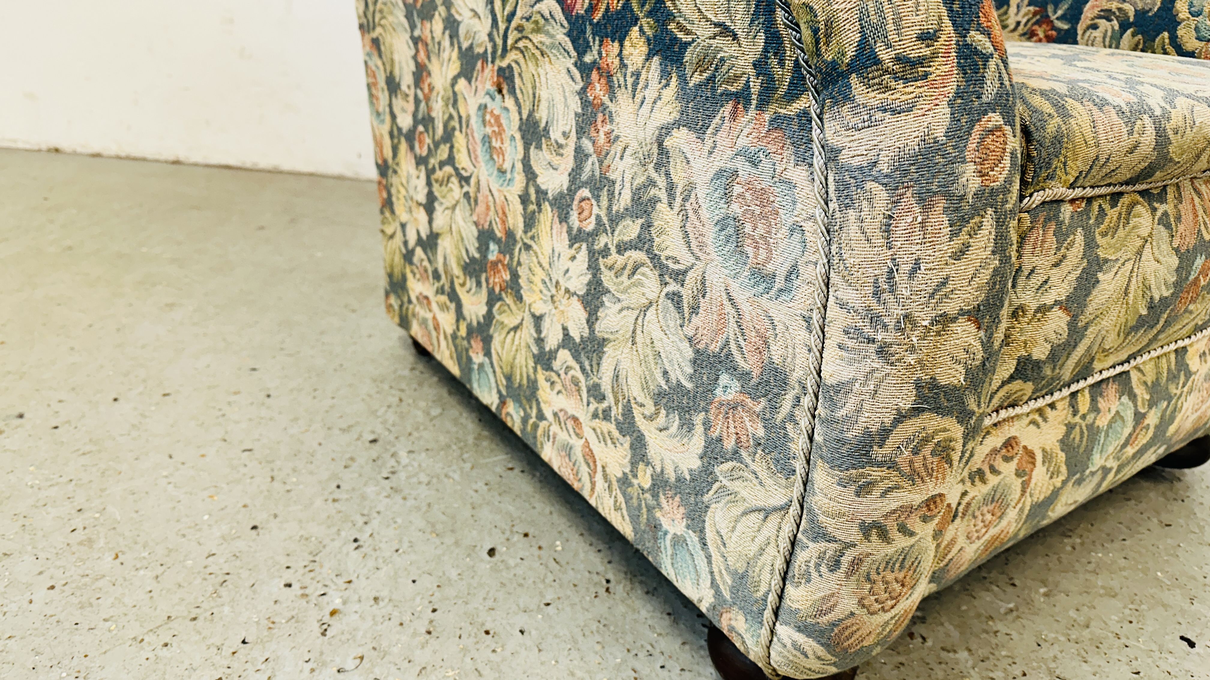 AN ANTIQUE EASY ARMCHAIR ON BUN FEET IN FLORAL UPHOLSTERY. - Image 3 of 6