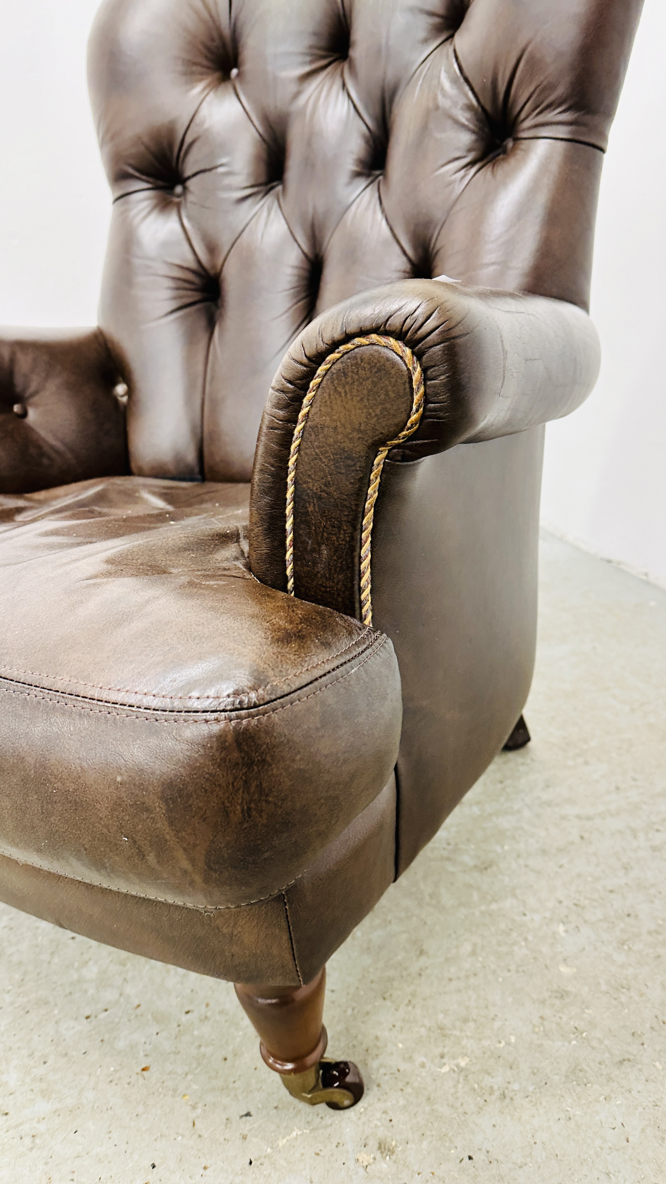 A MODERN TAN LEATHER BUTTON BACK EASY CHAIR. - Image 6 of 10