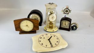 A GROUP OF 7 ASSORTED VINTAGE CLOCKS TO INCLUDE AN OAK CASED SMITHS MANTEL CLOCK,