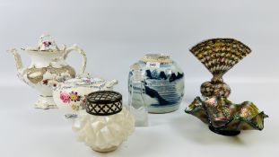 A GROUP OF VINTAGE CERAMICS AND GLASSWARE TO INCLUDE A BLUE AND WHITE GINGER JAR,