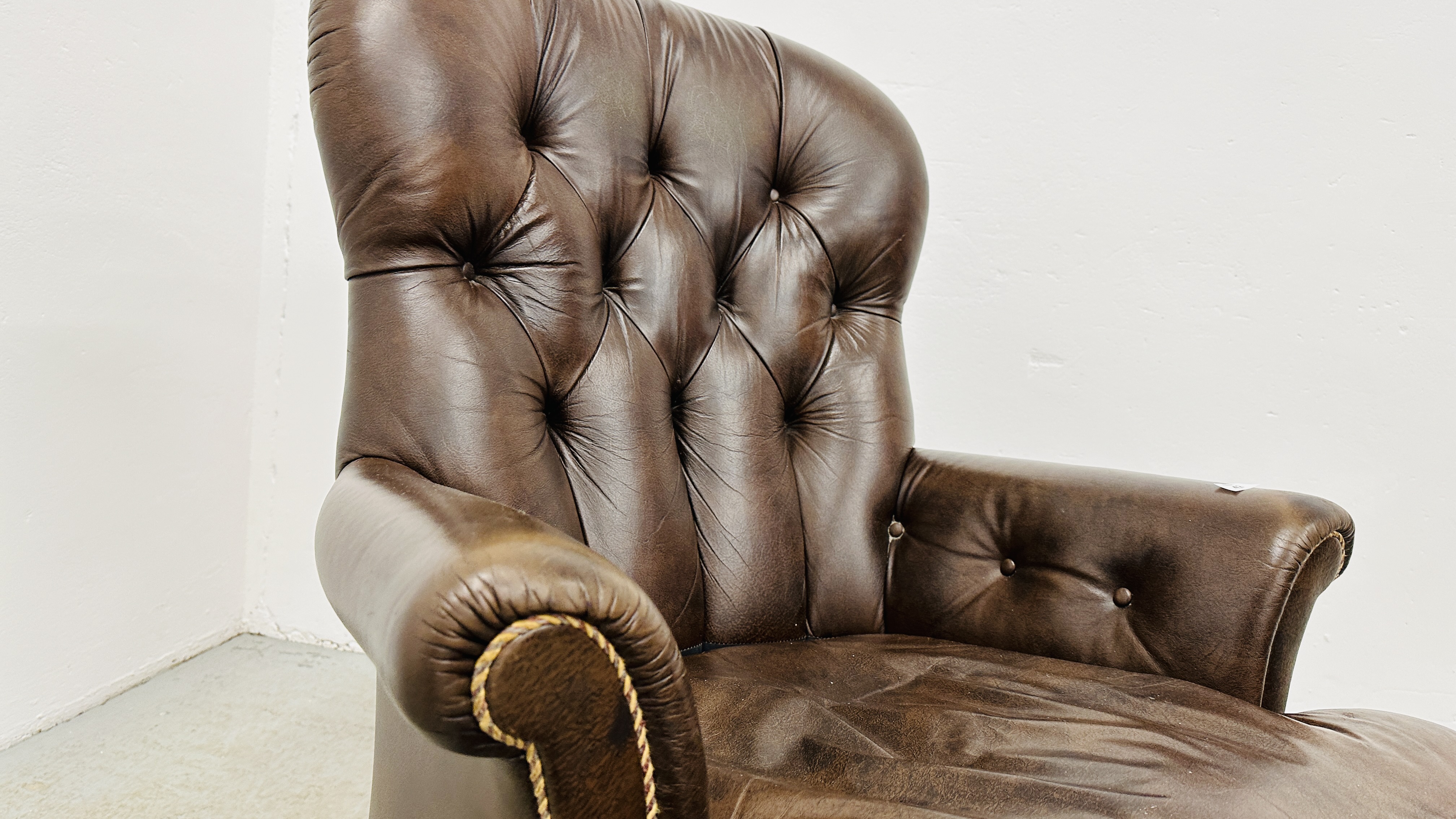 A MODERN TAN LEATHER BUTTON BACK EASY CHAIR. - Image 9 of 10