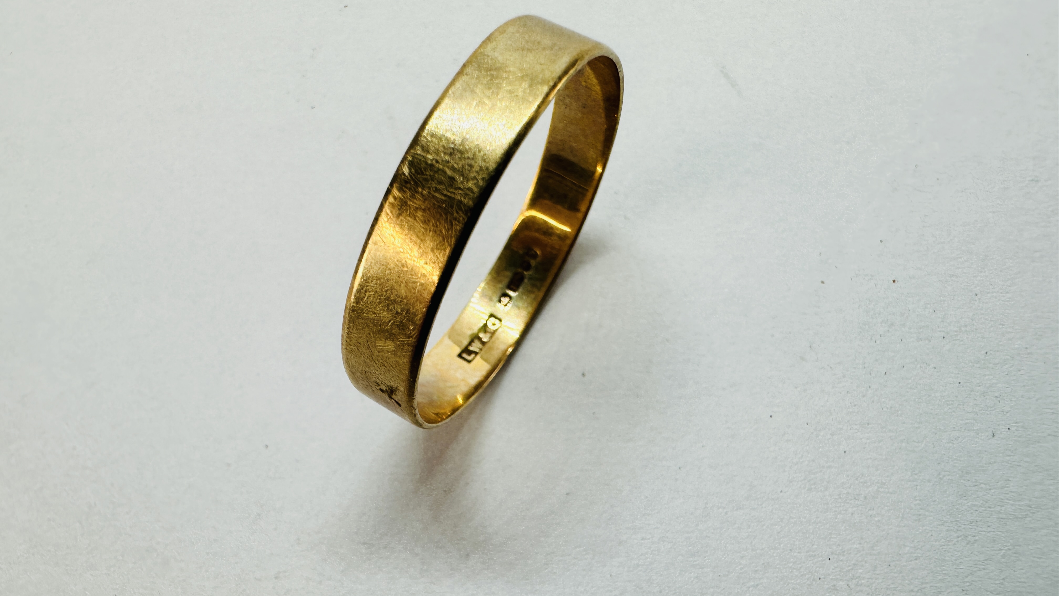 A 9CT GOLD WEDDING BAND, LONDON ASSAY. - Image 4 of 7