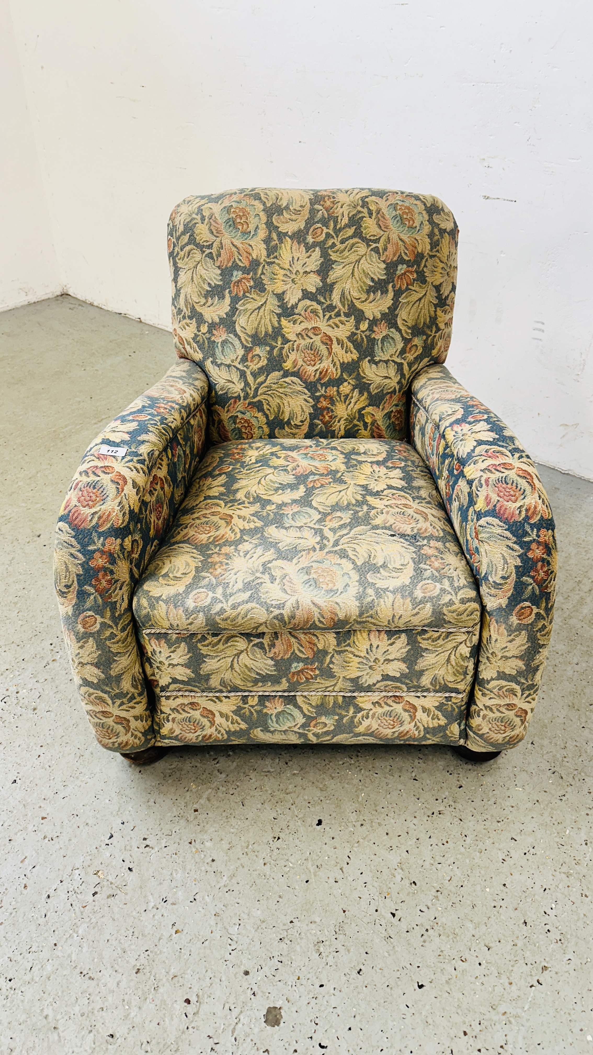 AN ANTIQUE EASY ARMCHAIR ON BUN FEET IN FLORAL UPHOLSTERY. - Image 4 of 6