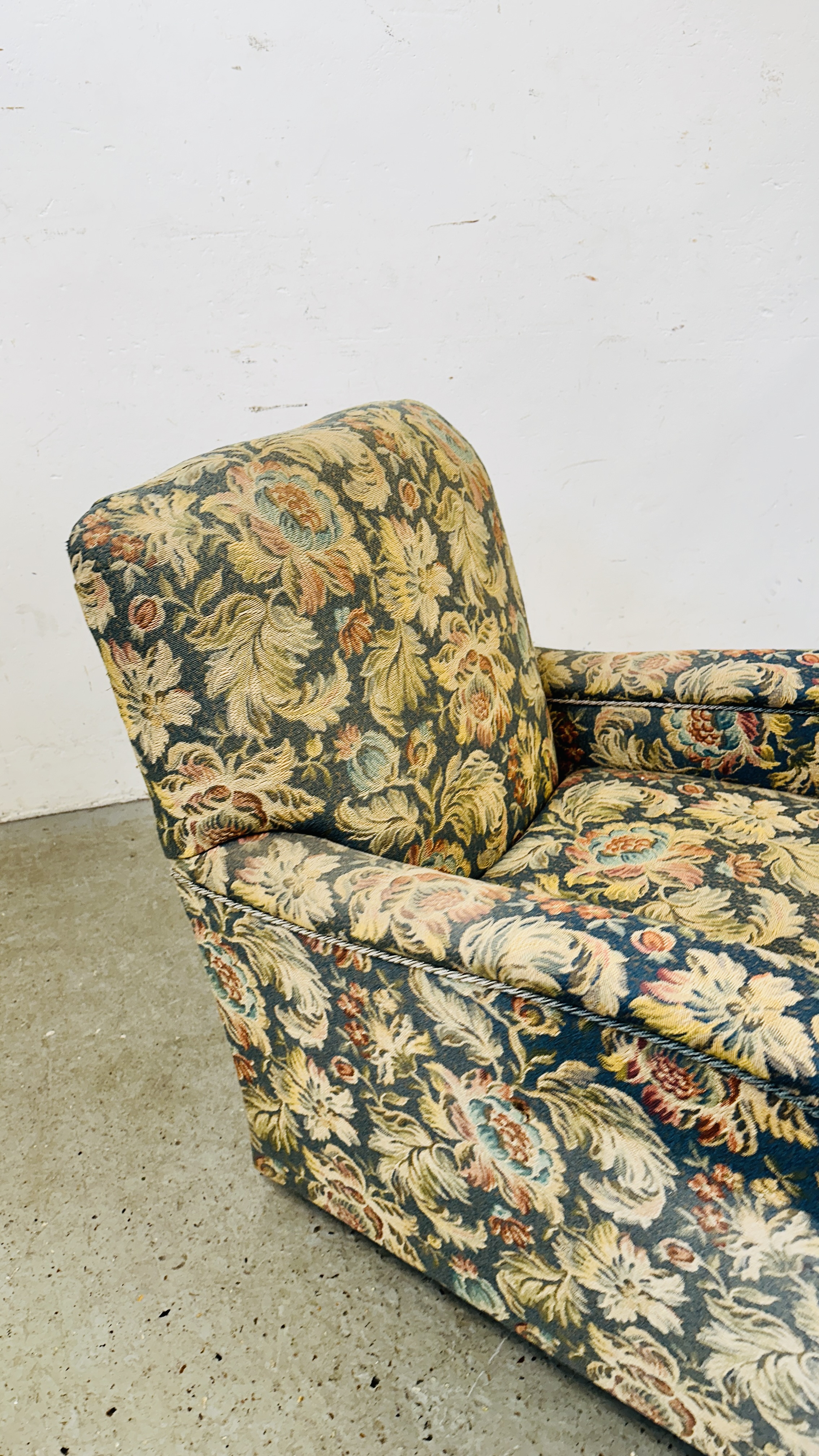 AN ANTIQUE EASY ARMCHAIR ON BUN FEET IN FLORAL UPHOLSTERY. - Image 5 of 6