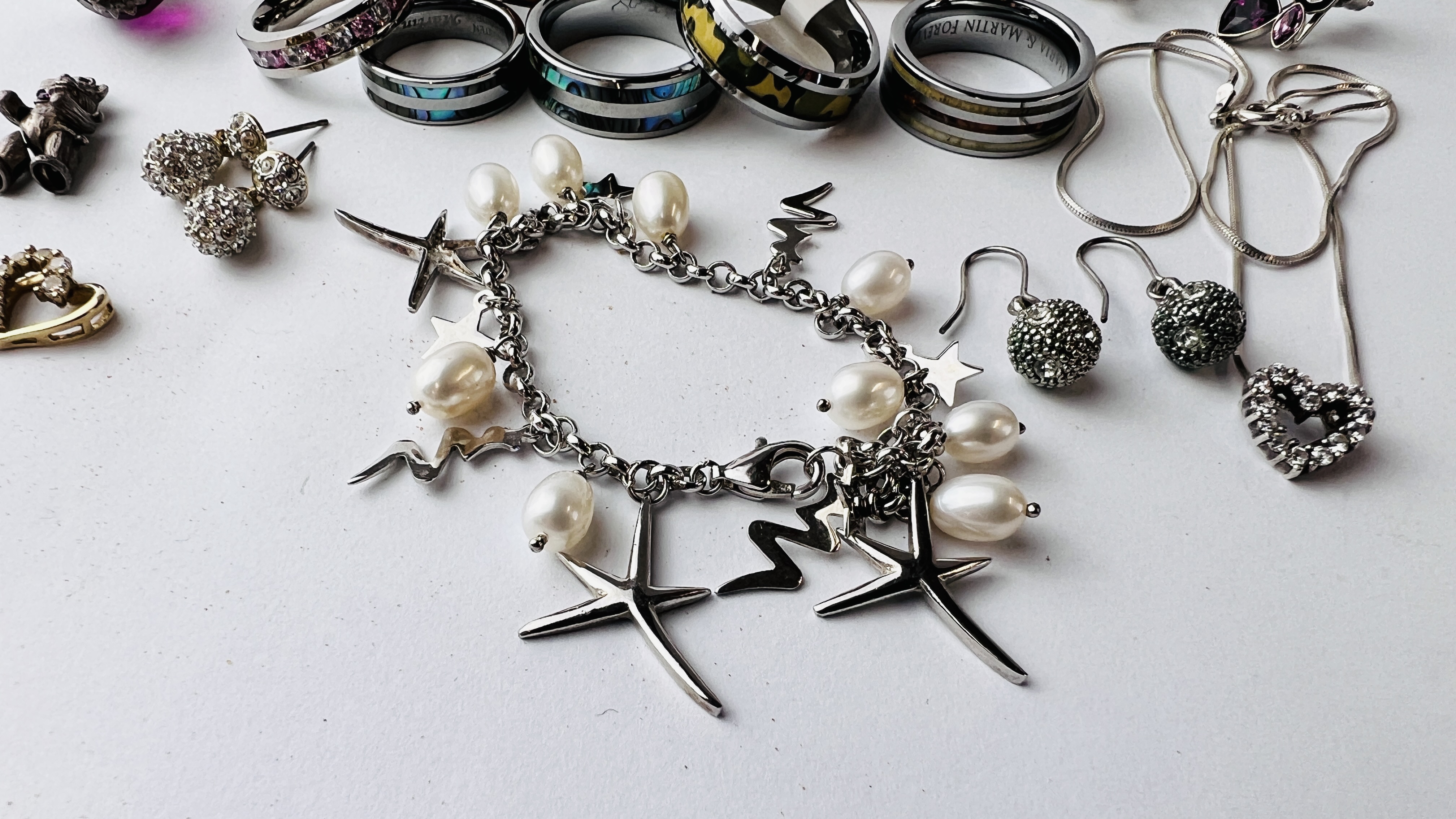 A GROUP OF ASSORTED JEWELLERY TO INCLUDE 6 RINGS MARKED TUNGSTEN, SILVER AND PEARL BRACELET, - Image 2 of 6