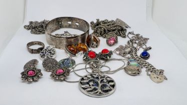 A GROUP OF ASSORTED SILVER AND WHITE METAL JEWELLERY TO INCLUDE A SILVER PADLOCK BRACELET,