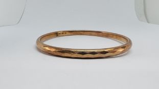 A HOLLOW BANGLE MARKED 375 9CT GOLD, BIRMINGHAM ASSAY.