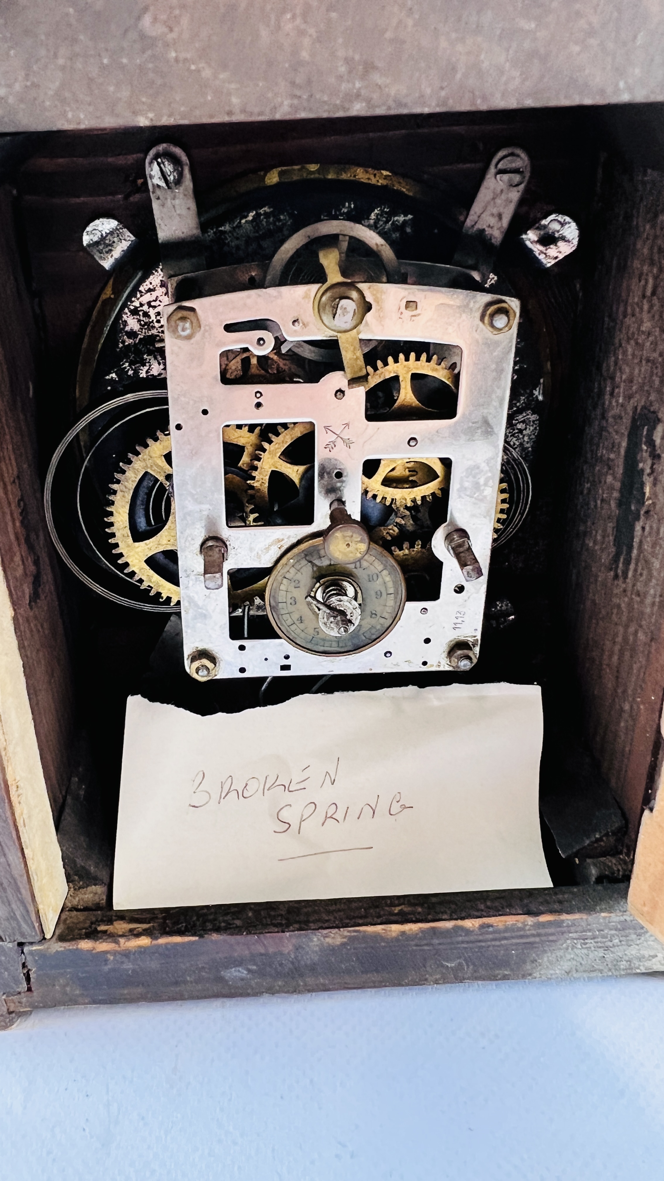 A GROUP OF THREE VINTAGE MANTEL CLOCKS TO INCLUDE AN EDWARDIAN AND ART DECO EXAMPLE. - Image 5 of 7