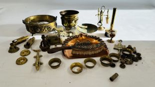 SMALL COLLECTION OF MIXED METAL WARE ITEMS TO INCLUDE BRUSH AND PAN, POTS, GLASS DISH ANIMALS ETC.