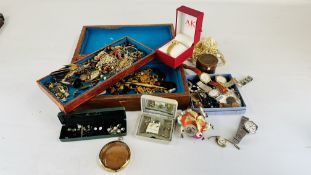 A VINTAGE OAK BOX AND BASKET CONTAINING A COLLECTION OF MODERN AND VINTAGE JEWELLERY TO INCLUDE HAT