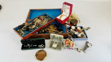 A VINTAGE OAK BOX AND BASKET CONTAINING A COLLECTION OF MODERN AND VINTAGE JEWELLERY TO INCLUDE HAT