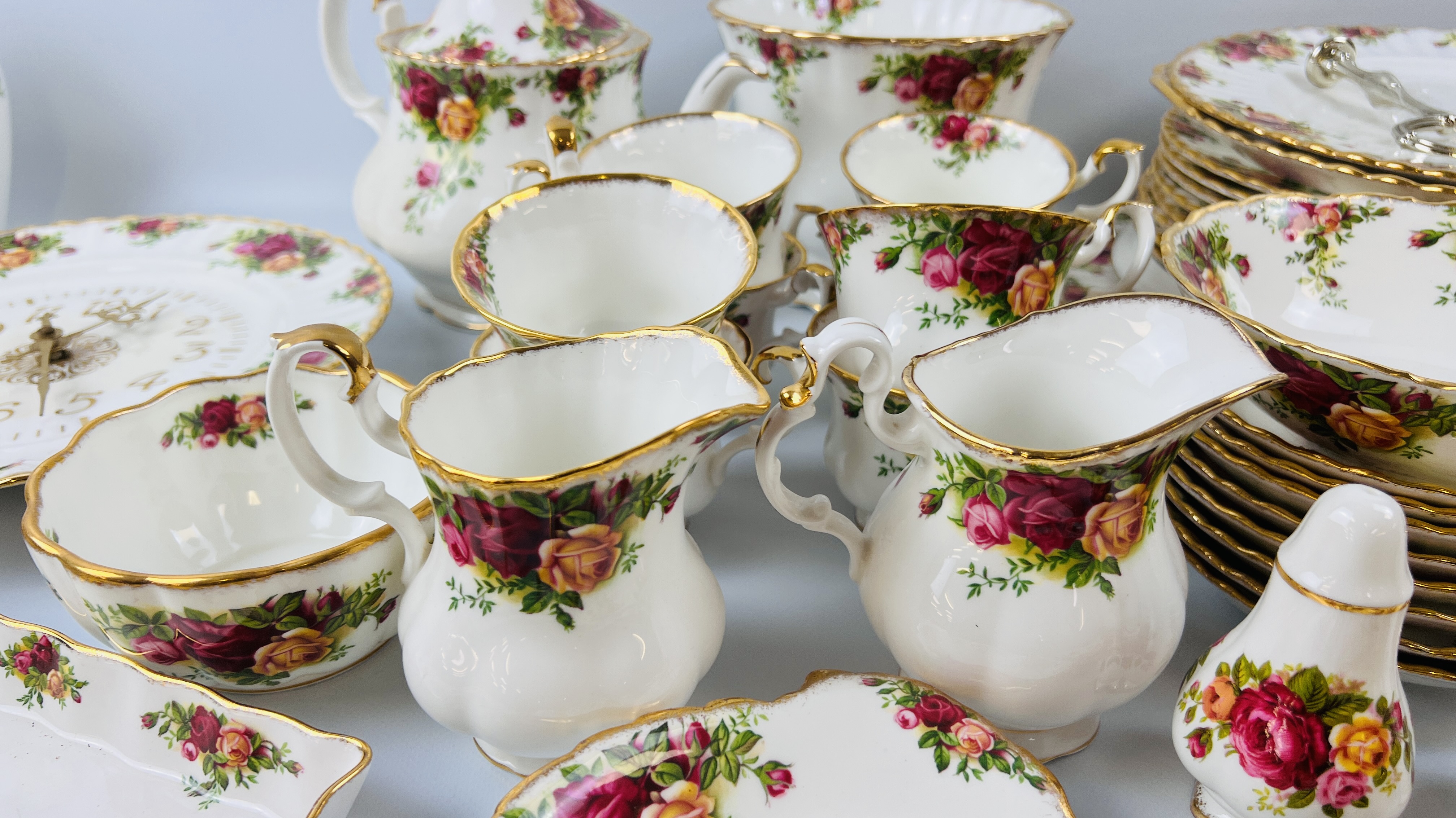 APPROXIMATELY 80 PIECES OF ROYAL ALBERT OLD COUNTRY ROSE TEA AND DINNER WARE AND CABINET ORNAMENTS - Image 6 of 15