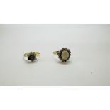 AN 18CT GOLD FLOWER HEAD RING SET WITH A CENTRAL DIAMOND SURROUNDED BY SMALLER OPALS (ONE MISSING