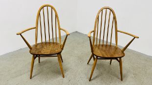 A PAIR OF BLONDE ERCOL WINDSOR STICK BACK CARVER CHAIRS WITH CROSS STRETCHER SUPPORTS.