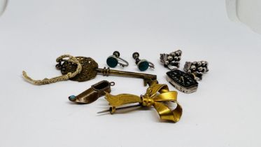 A COLLECTION OF VINTAGE JEWELLERY TO INCLUDE SCREW BACK AND CLIP ON EARRINGS,