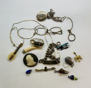 A GROUP OF VINTAGE JEWELLERY TO INCLUDE A WEDGEWOOD STYLE CAMEO BROOCH, SILVER ID BRACELET,