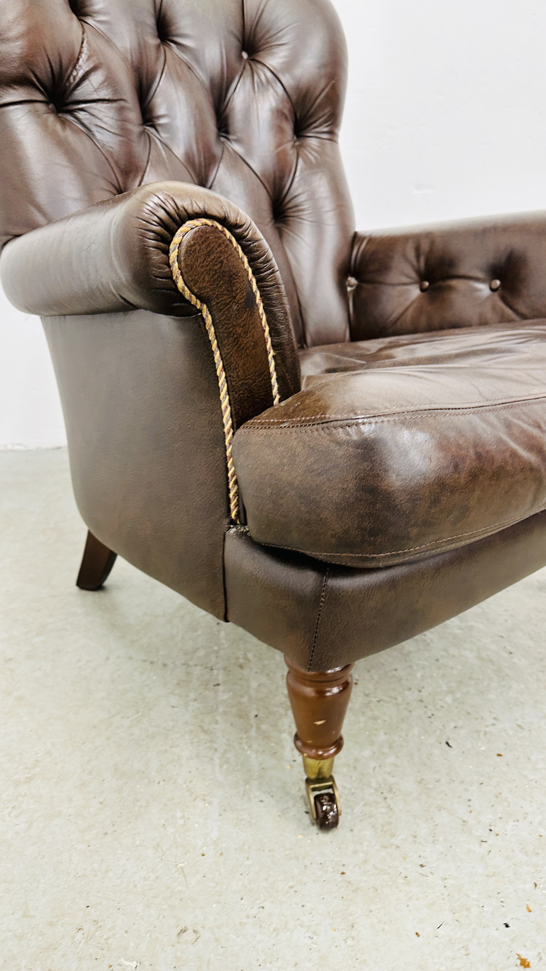 A MODERN TAN LEATHER BUTTON BACK EASY CHAIR. - Image 7 of 10