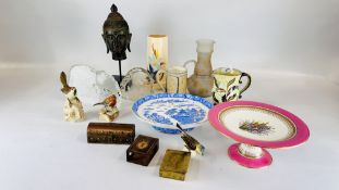 COLLECTION OF MIXED COLLECTIBLE ITEMS TO INCLUDE ART POTTERY, ROYAL WORCESTER CAKE PLATE, GLASS JUG,