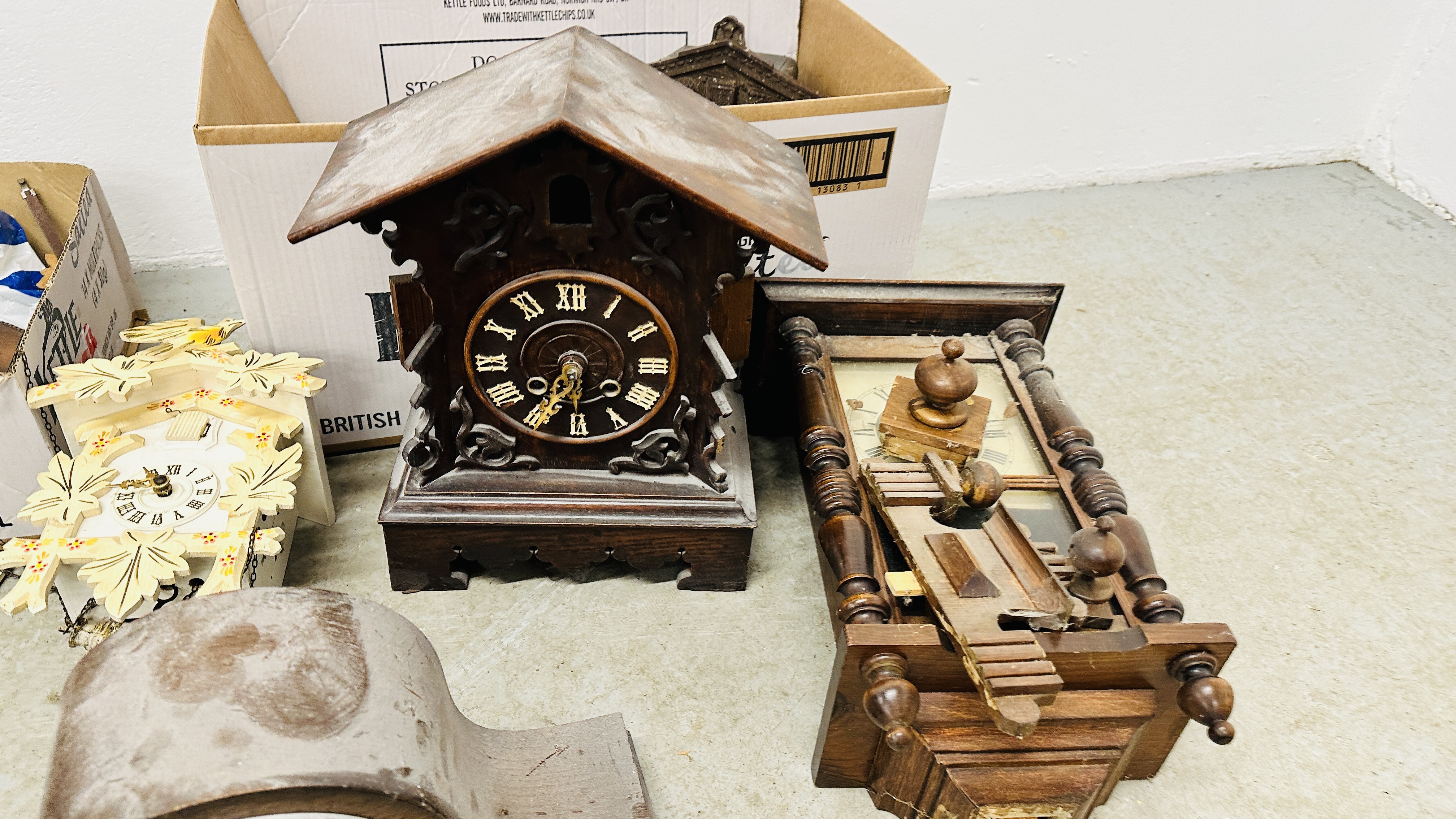 A GOOD COLLECTION OF VINTAGE CLOCKS AND CLOCK PARTS AND ACCESSORIES TO INCLUDE AN OAK CASED CUCKOO - Image 2 of 6