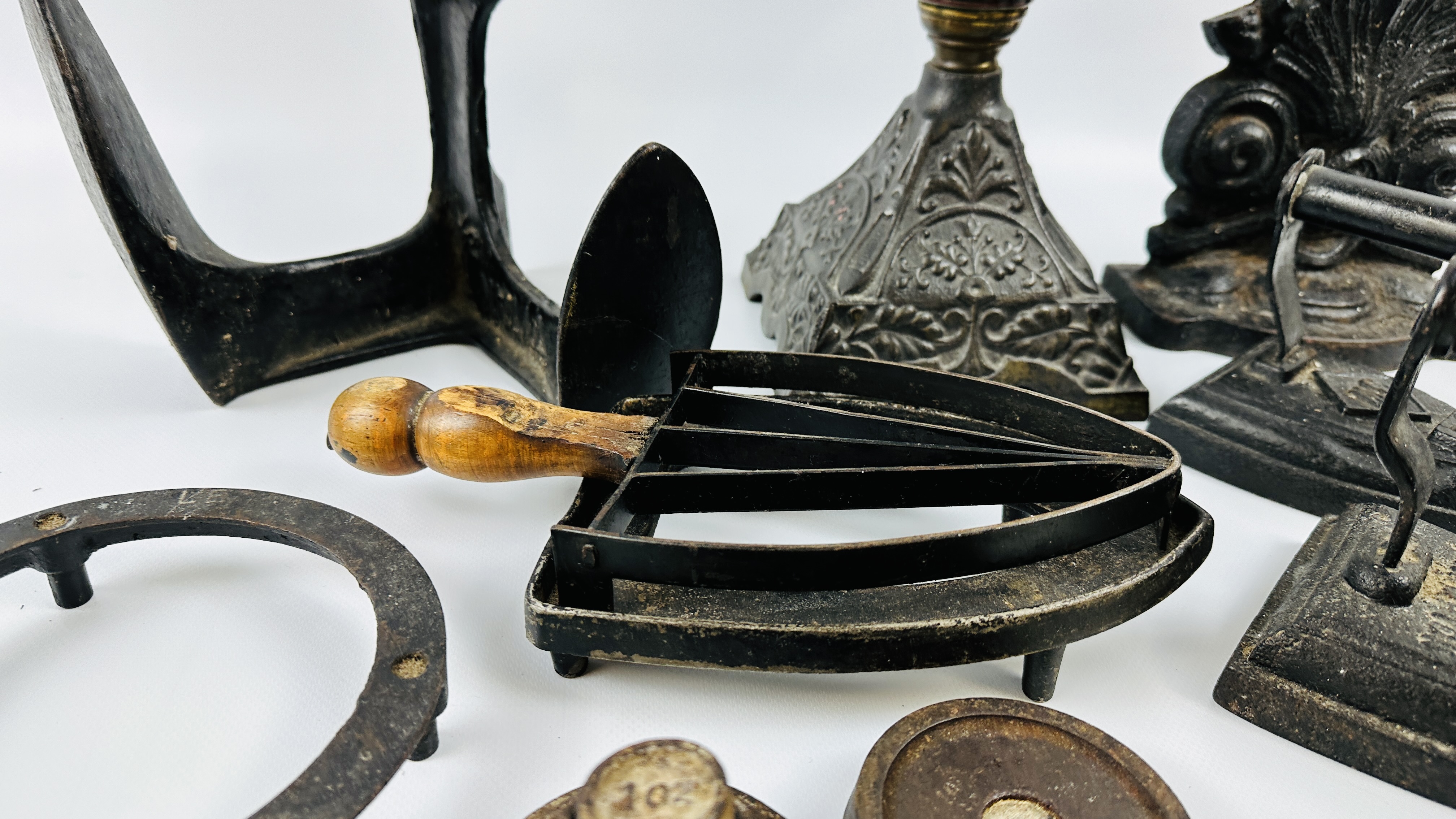 COLLECTION OF VINTAGE METAL WARE ITEMS TO INCLUDE 3 CAST IRONS, WEIGHTS, SHOE LAST, - Image 5 of 11