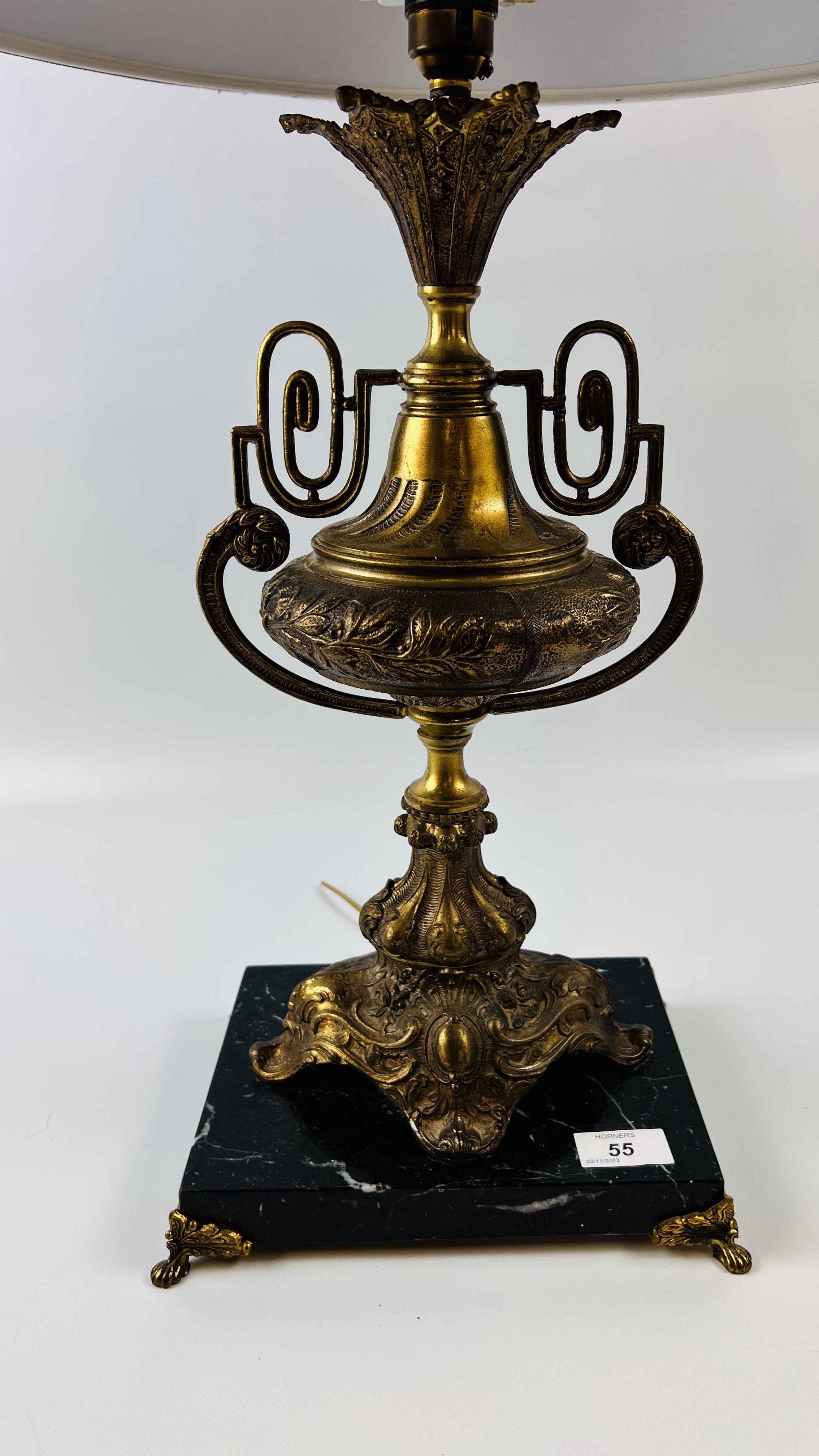 A DECORATIVE HEAVY BRASS TABLE LAMP ON MARBLE BASE - WIRE REMOVED. - Image 2 of 3