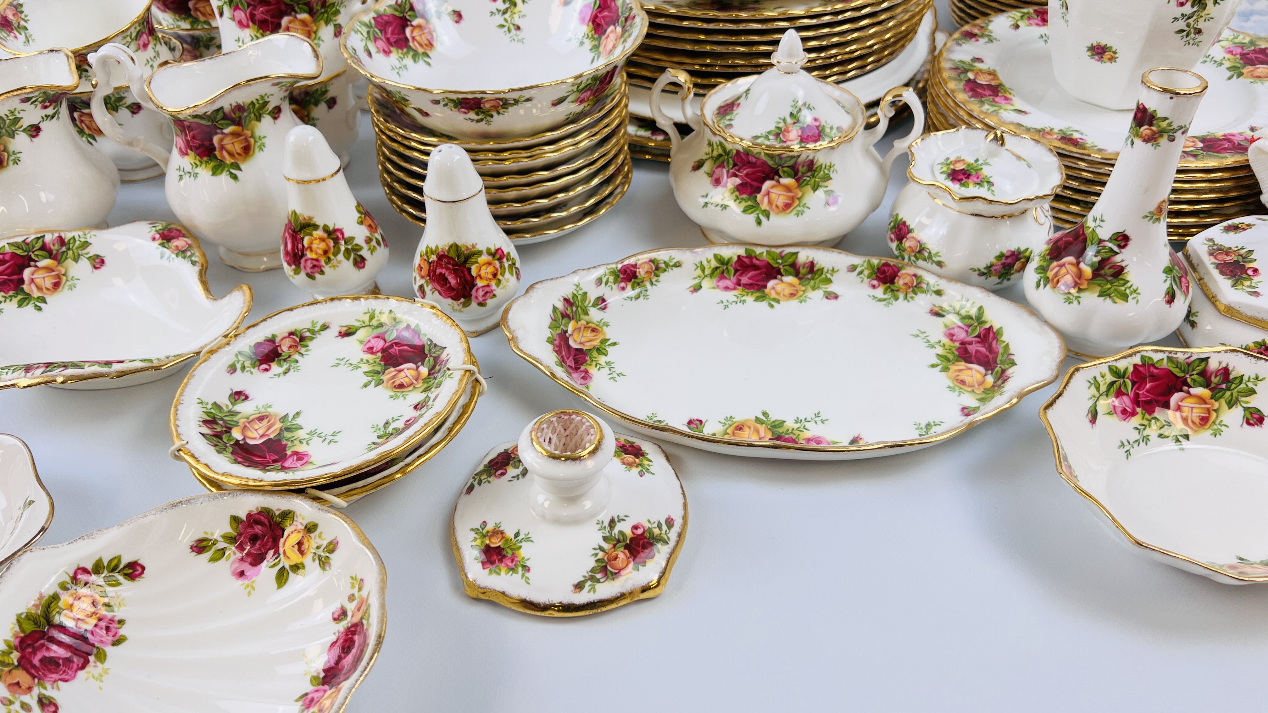 APPROXIMATELY 80 PIECES OF ROYAL ALBERT OLD COUNTRY ROSE TEA AND DINNER WARE AND CABINET ORNAMENTS - Image 10 of 15