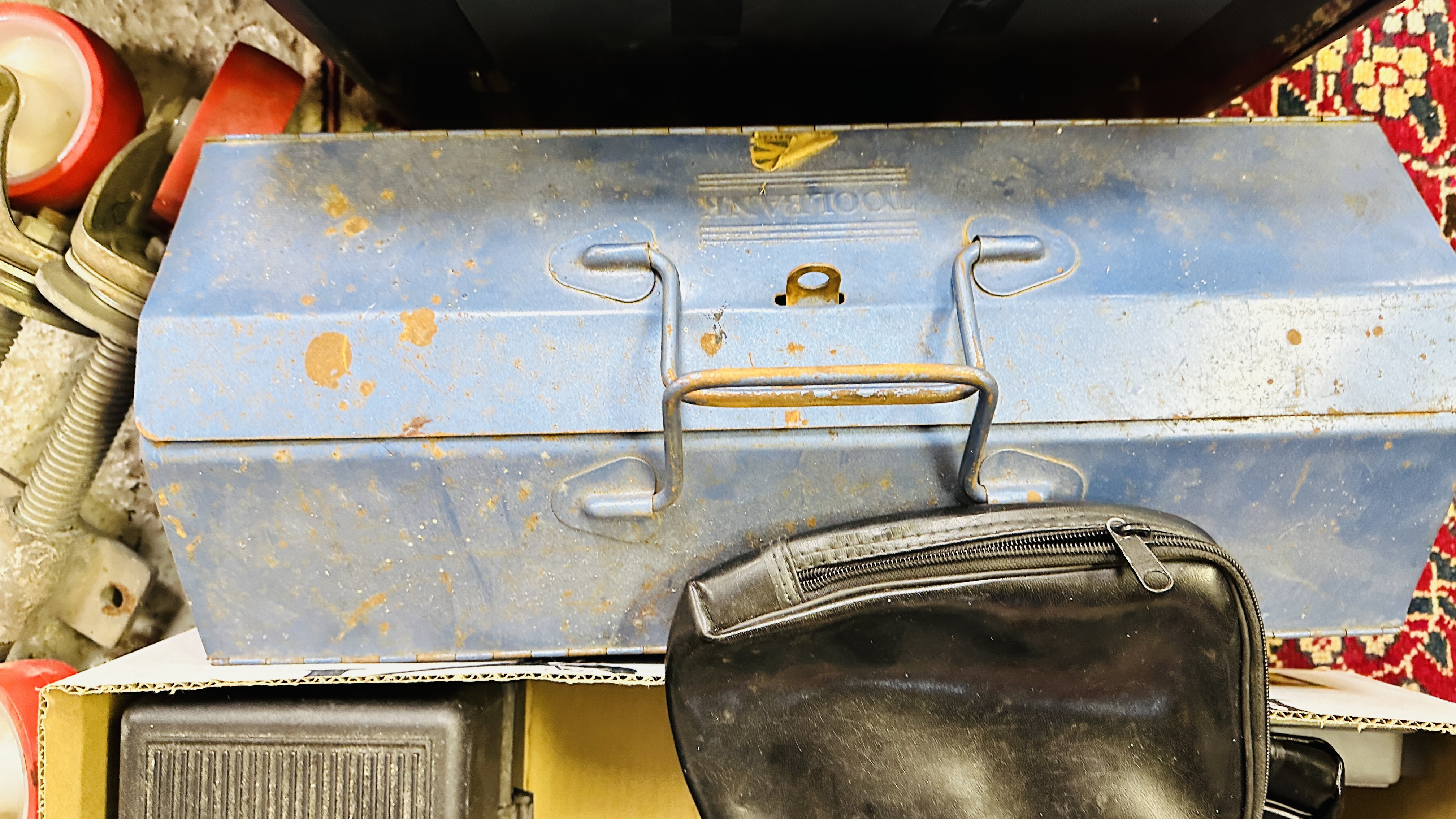 BOX CONTAINING A LARGE QUANTITY MIXED FIXINGS AND FASTENERS, CARRIAGE BOLTS, WASHERS ETC. - Image 11 of 11