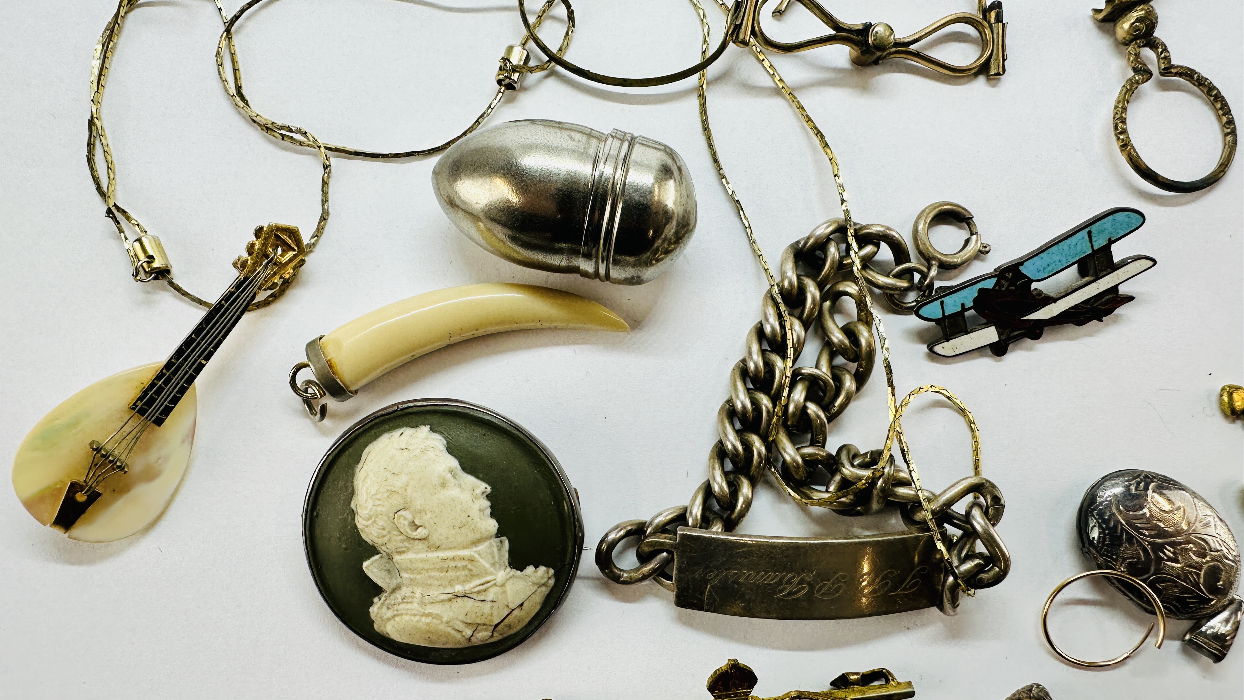 A GROUP OF VINTAGE JEWELLERY TO INCLUDE A WEDGEWOOD STYLE CAMEO BROOCH, SILVER ID BRACELET, - Image 3 of 6