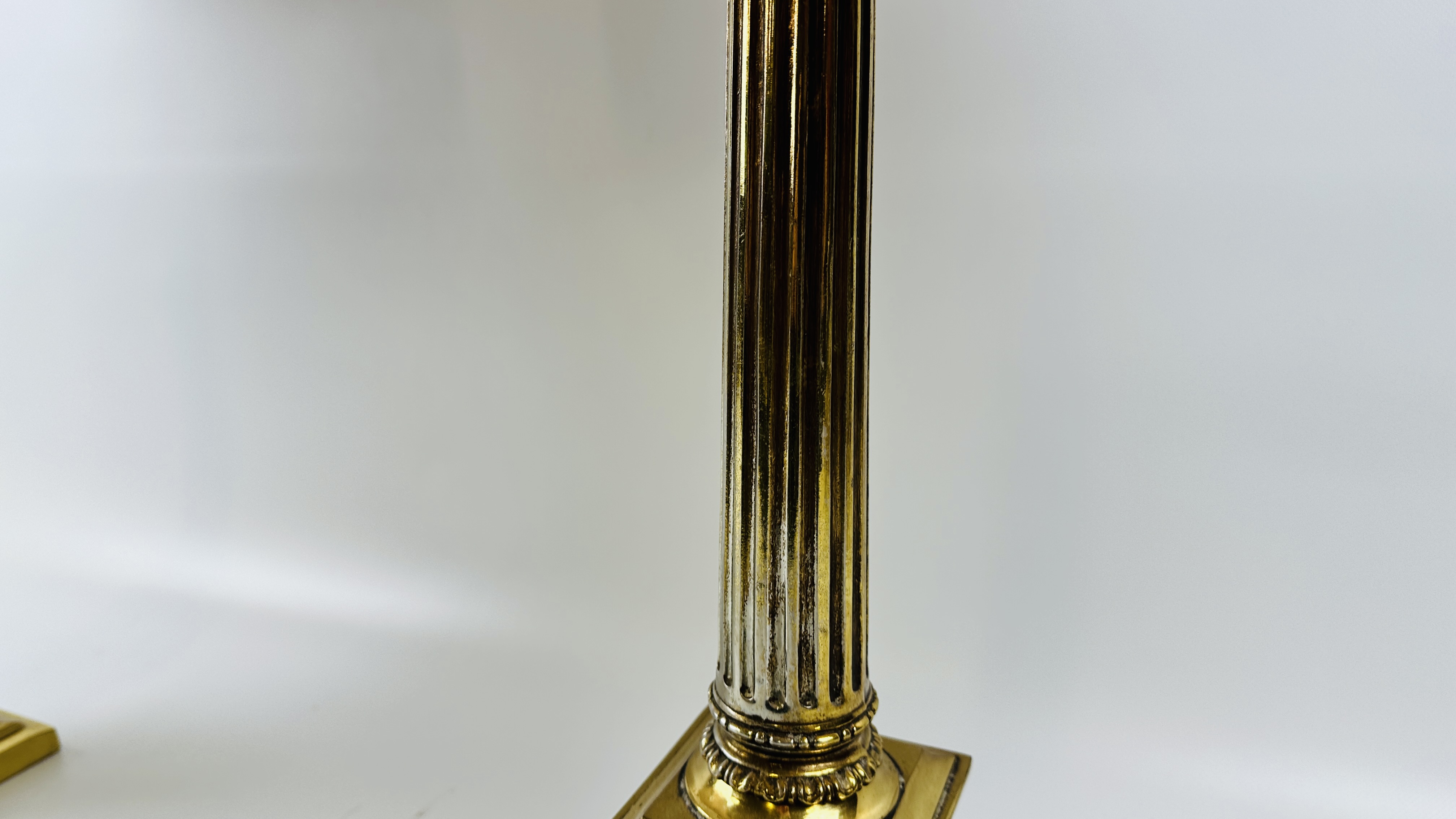 A PAIR OF HEAVY GILT FINISHED COLUMNED TABLE LAMPS - WIRES REMOVED. - Image 5 of 8