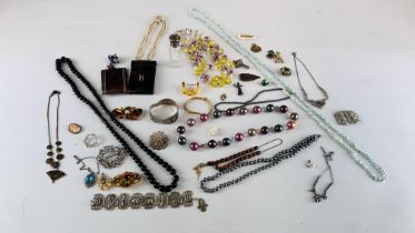 A BOX OF COSTUME JEWELLERY TO INCLUDE BEADS, BROOCHES, COMPACT, ETC.