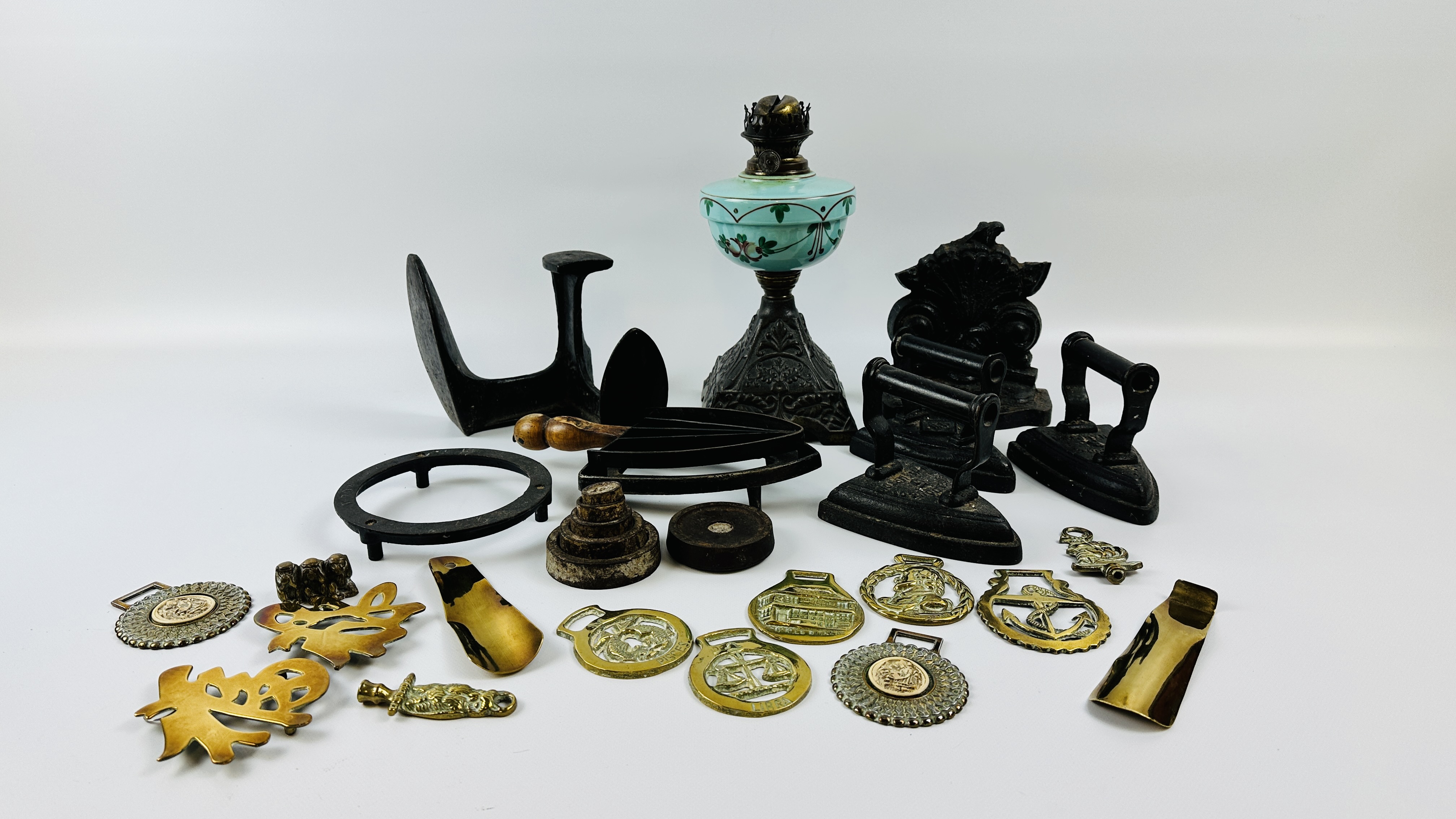 COLLECTION OF VINTAGE METAL WARE ITEMS TO INCLUDE 3 CAST IRONS, WEIGHTS, SHOE LAST,